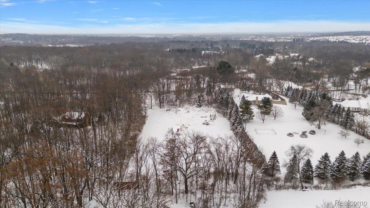 700 W Maple Road