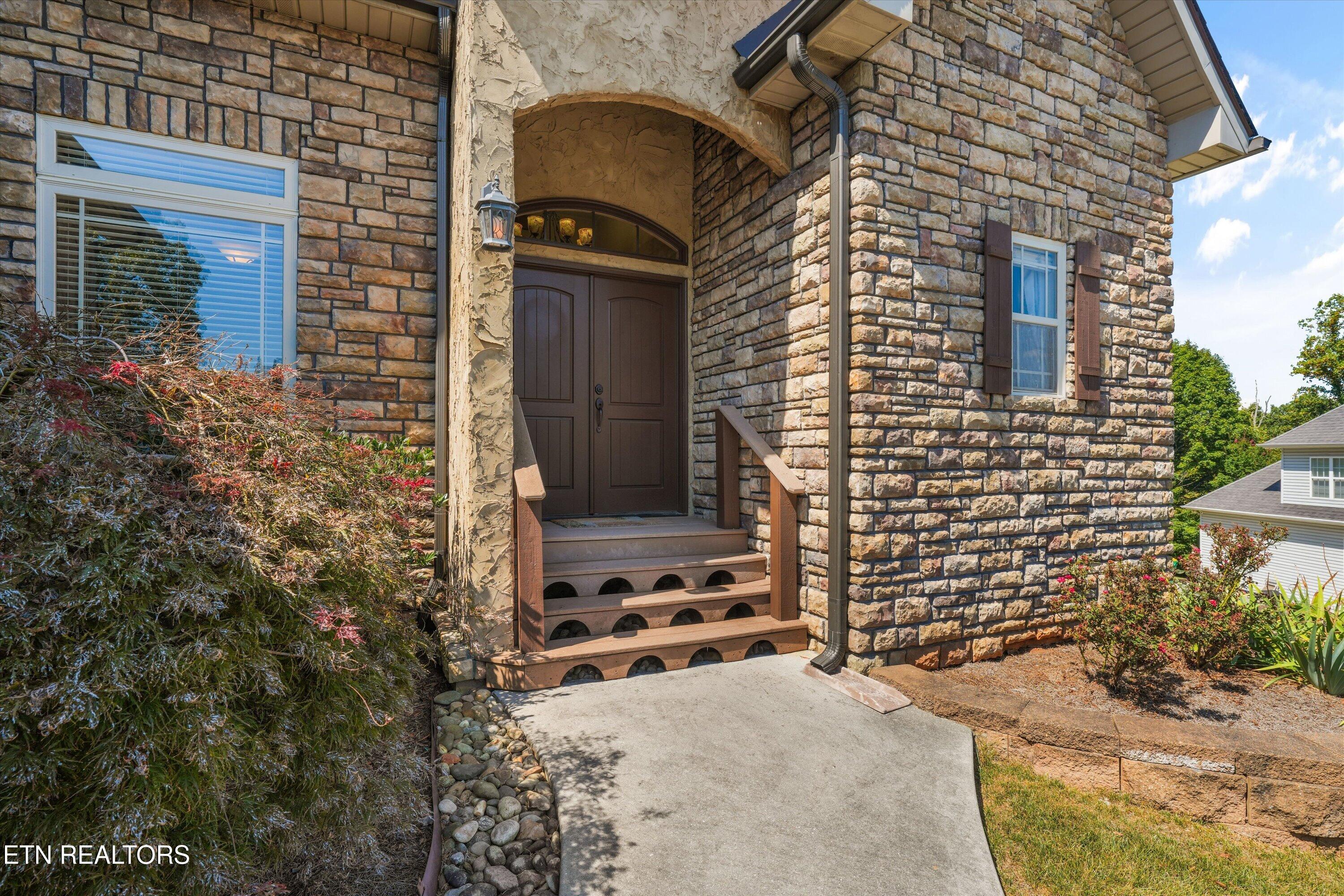8121 Laurel Falls Lane