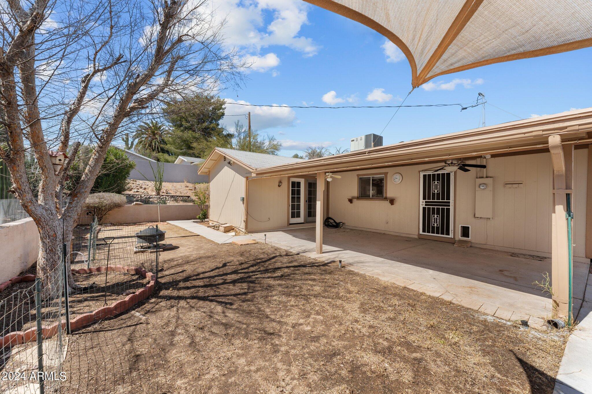 747 W HERMOSA Drive