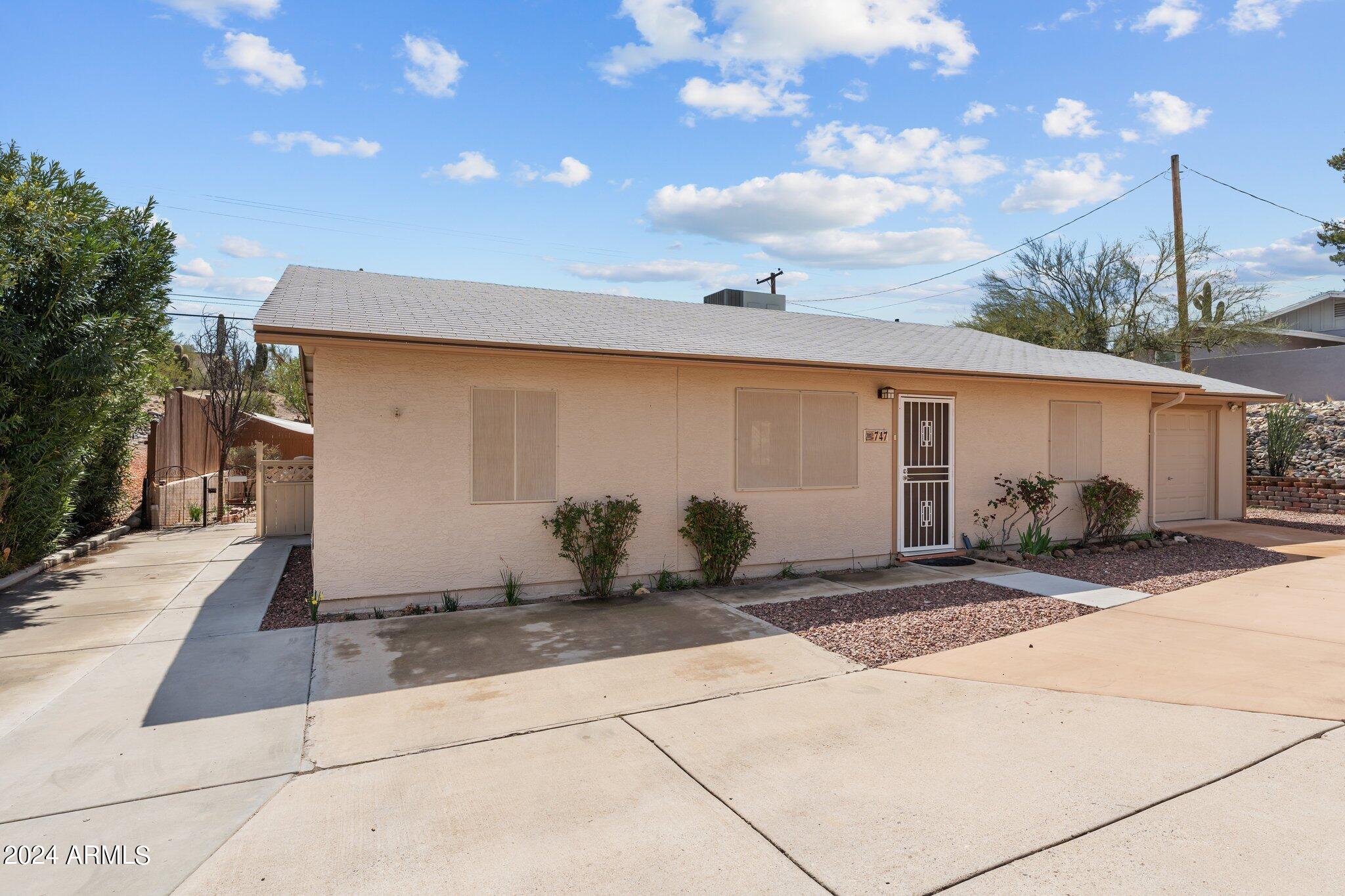 747 W HERMOSA Drive