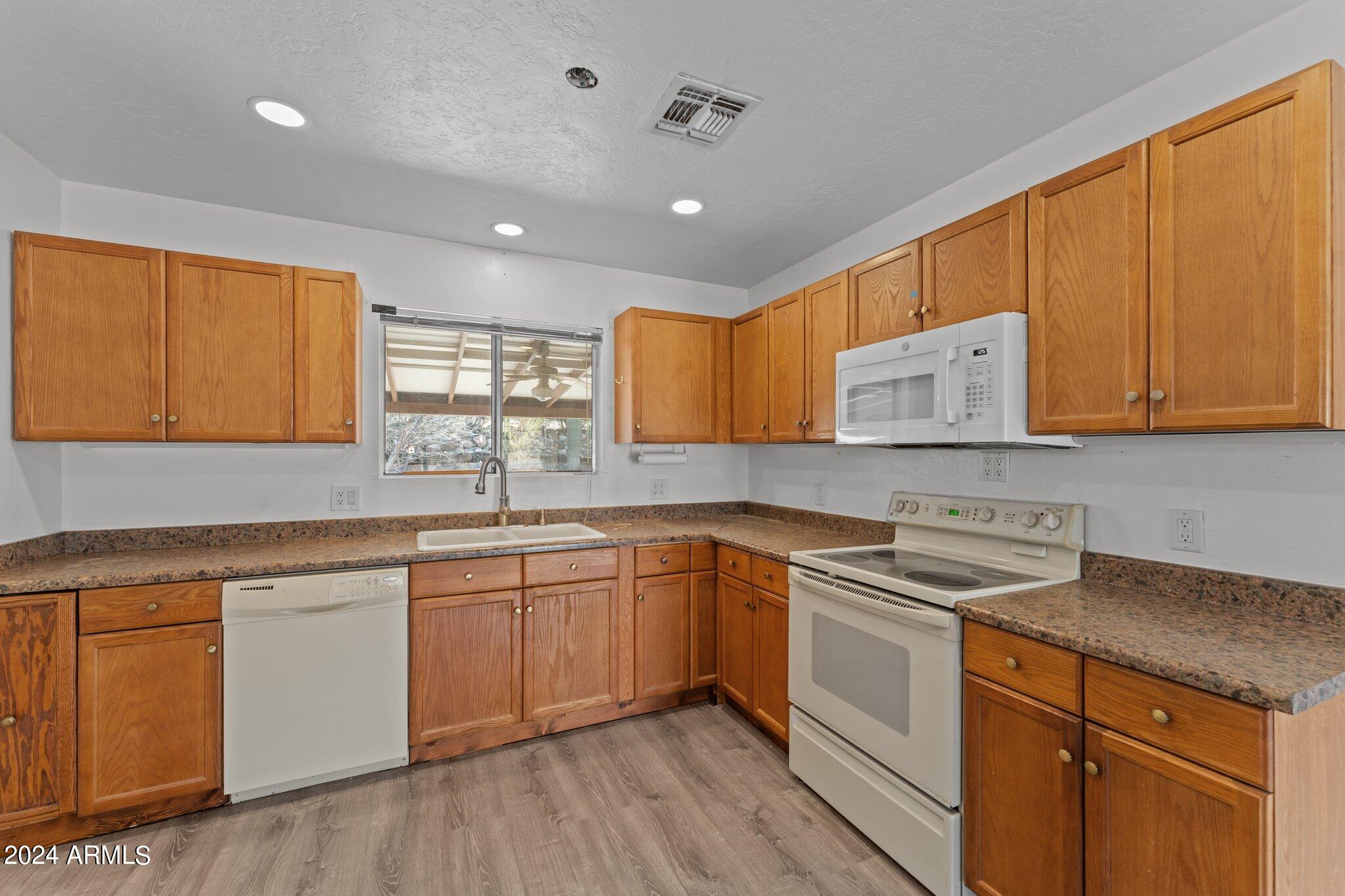747 W HERMOSA Drive