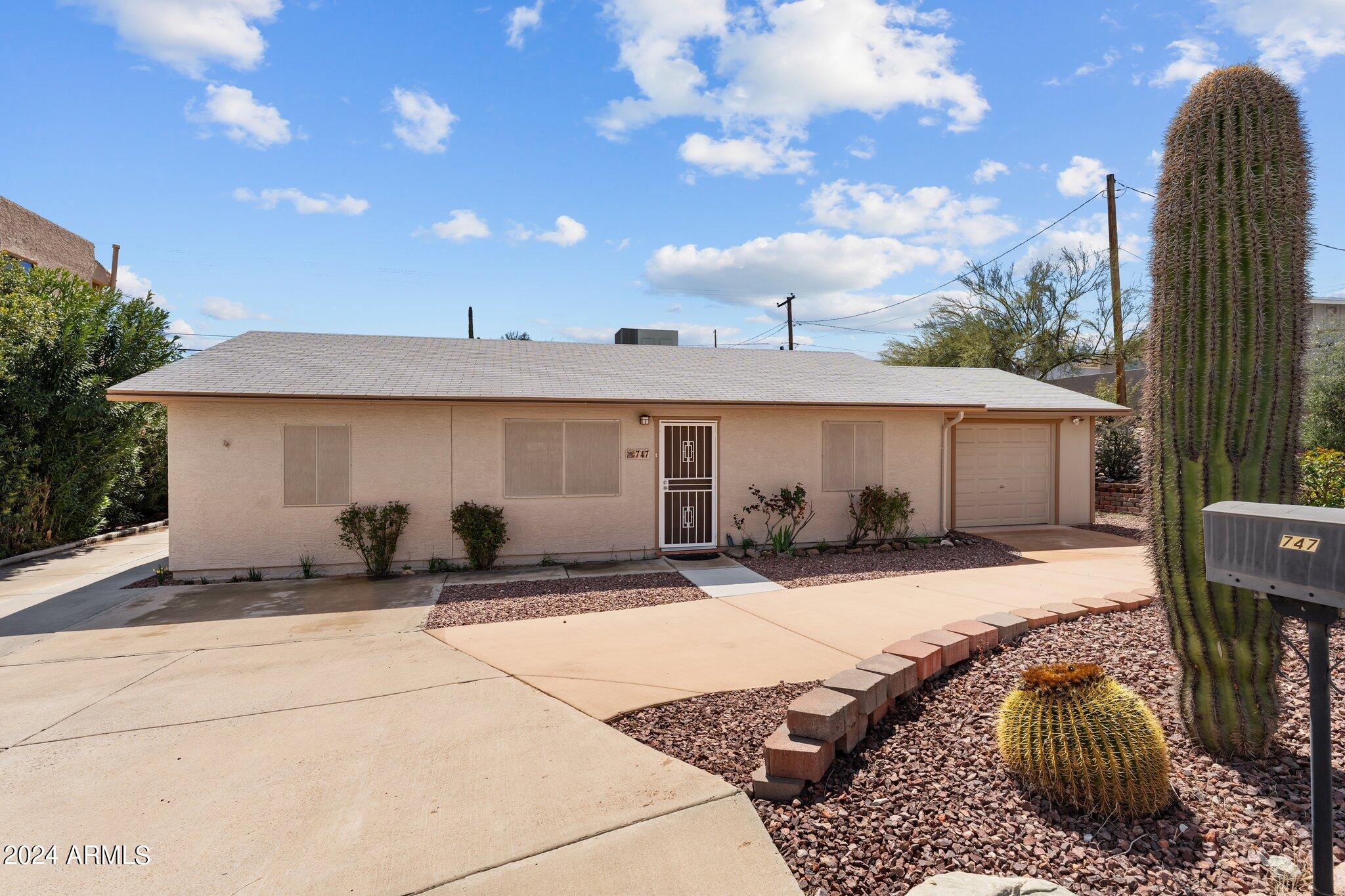 747 W HERMOSA Drive