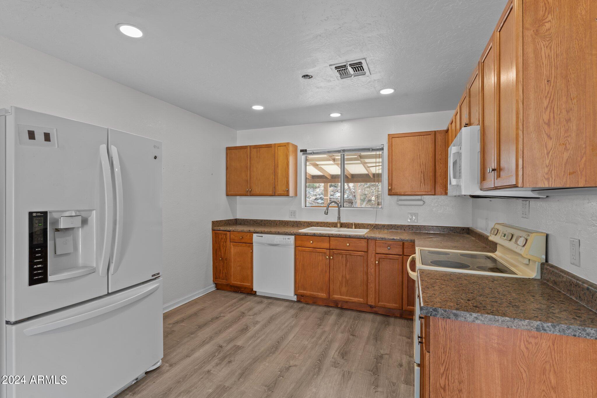 747 W HERMOSA Drive