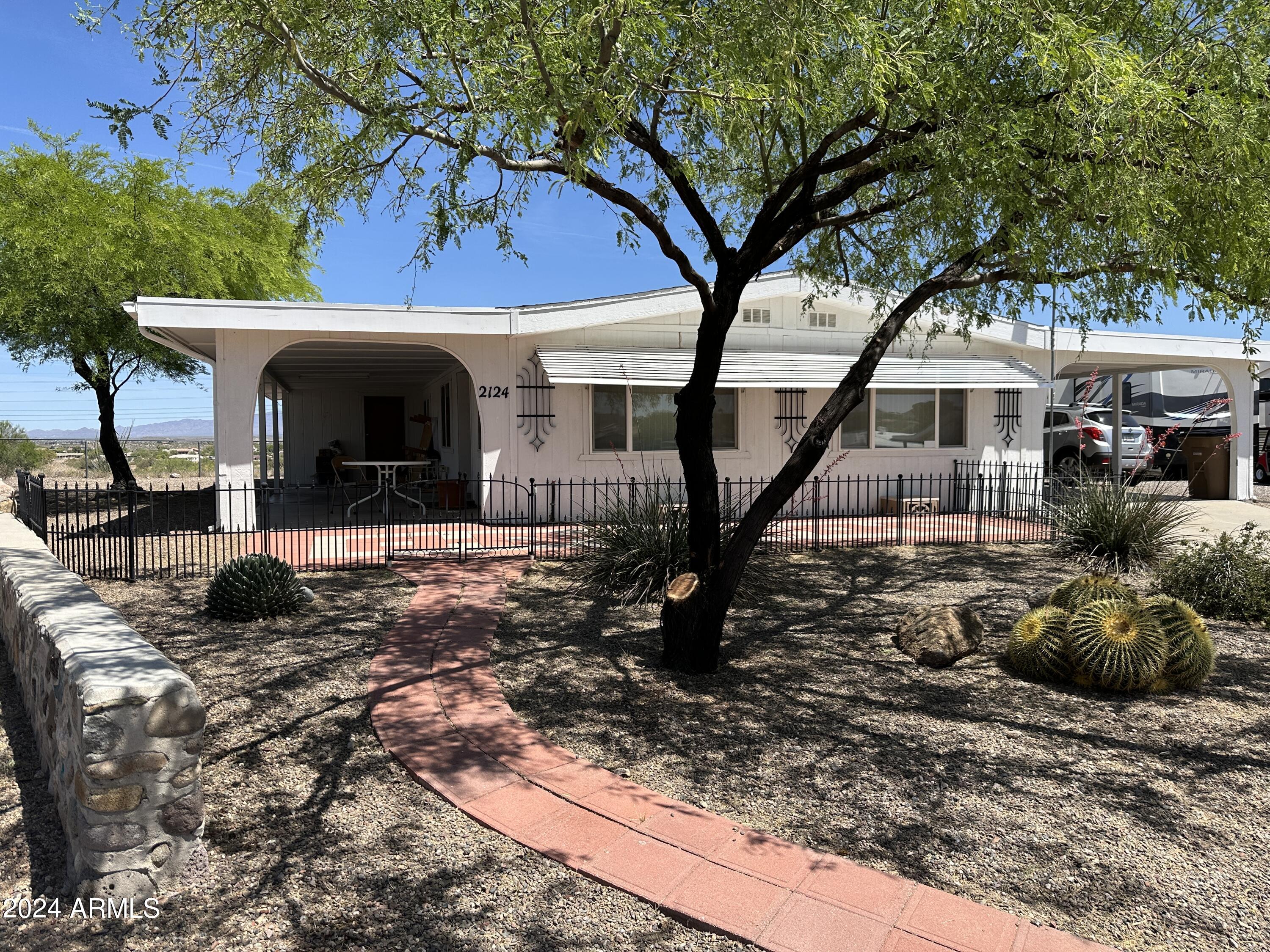 2124 W SMOKETREE Drive