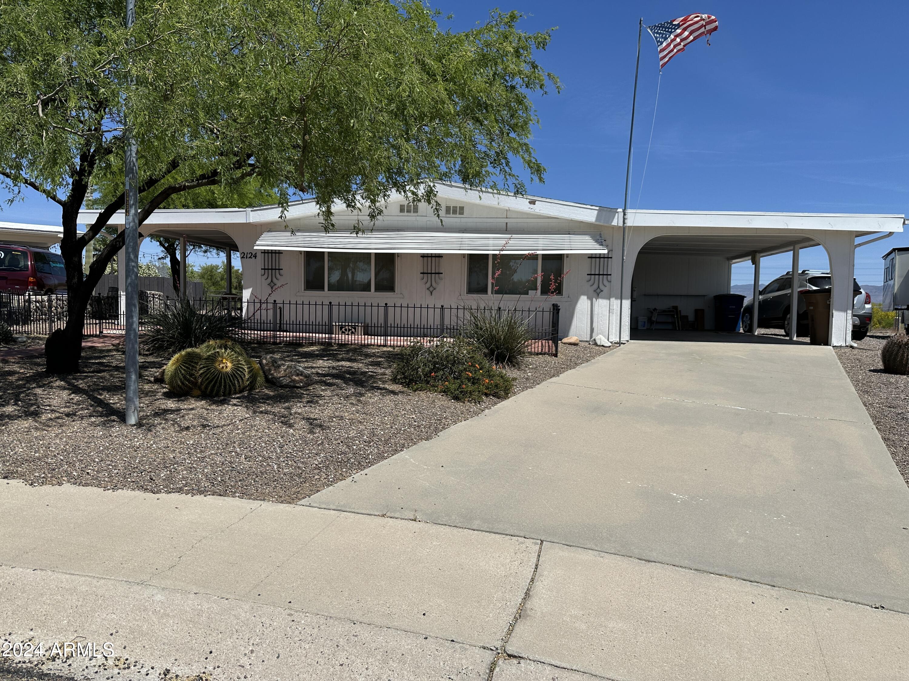 2124 W SMOKETREE Drive
