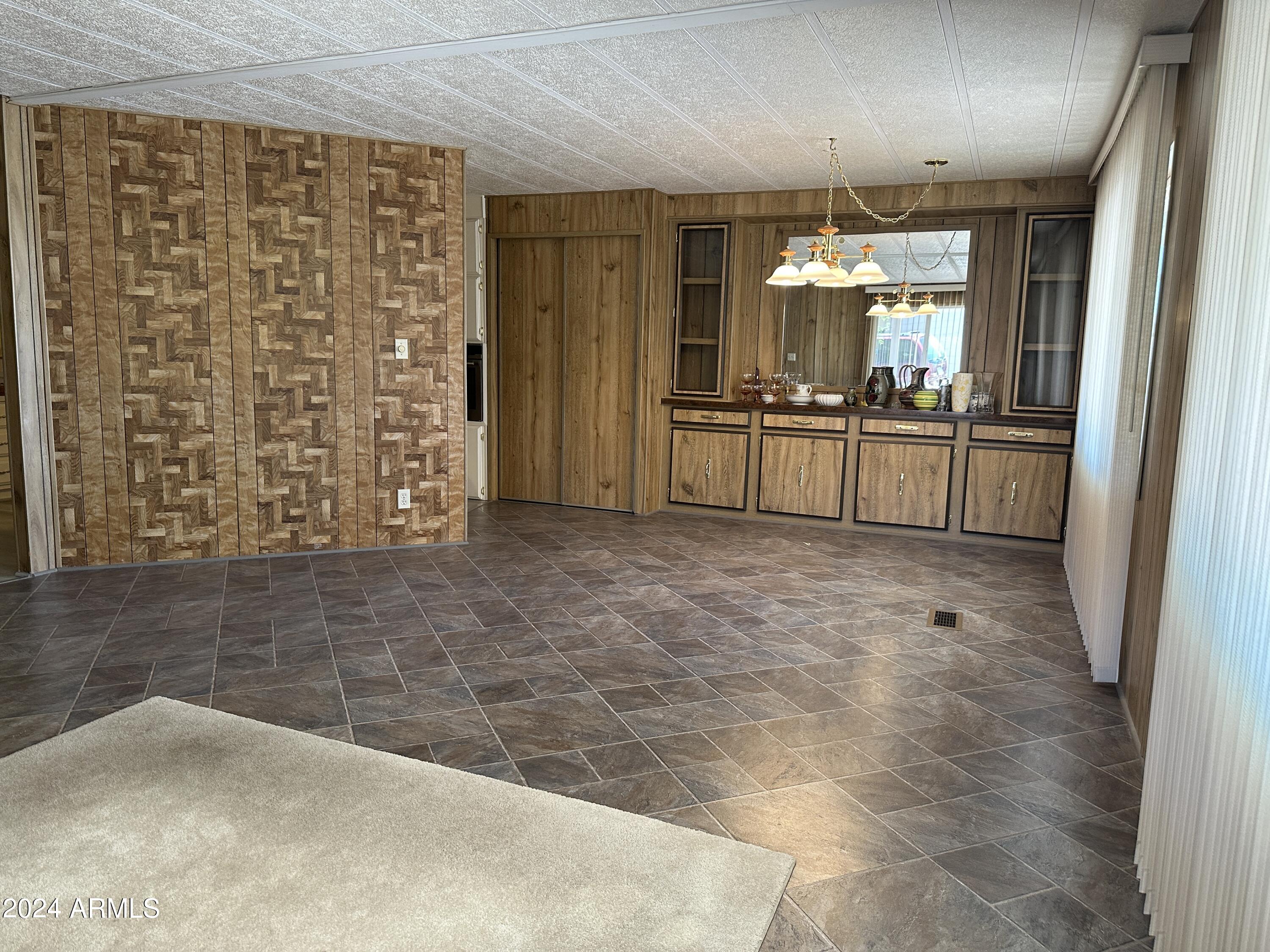 2124 W SMOKETREE Drive