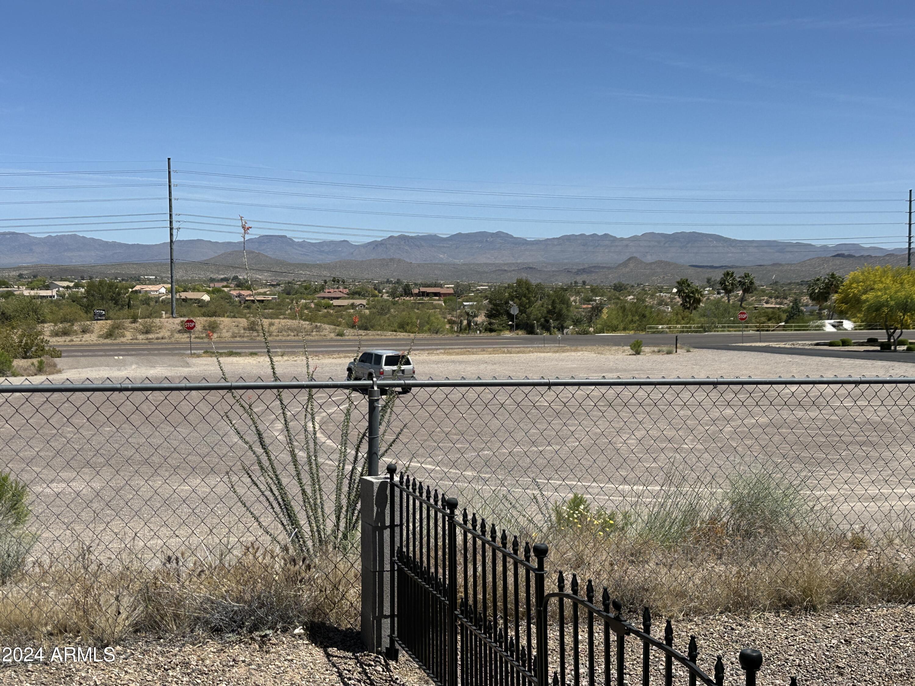 2124 W SMOKETREE Drive