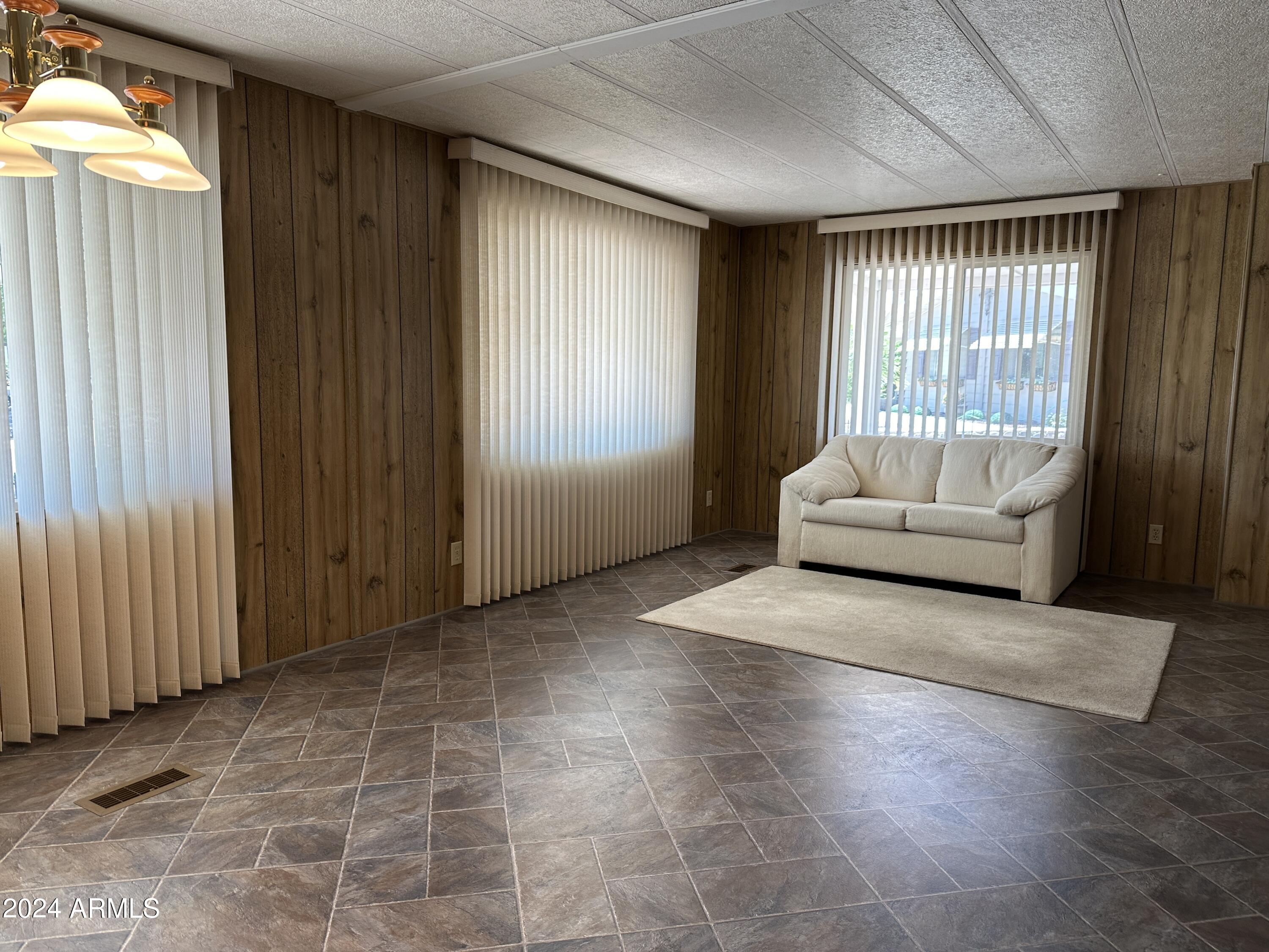 2124 W SMOKETREE Drive