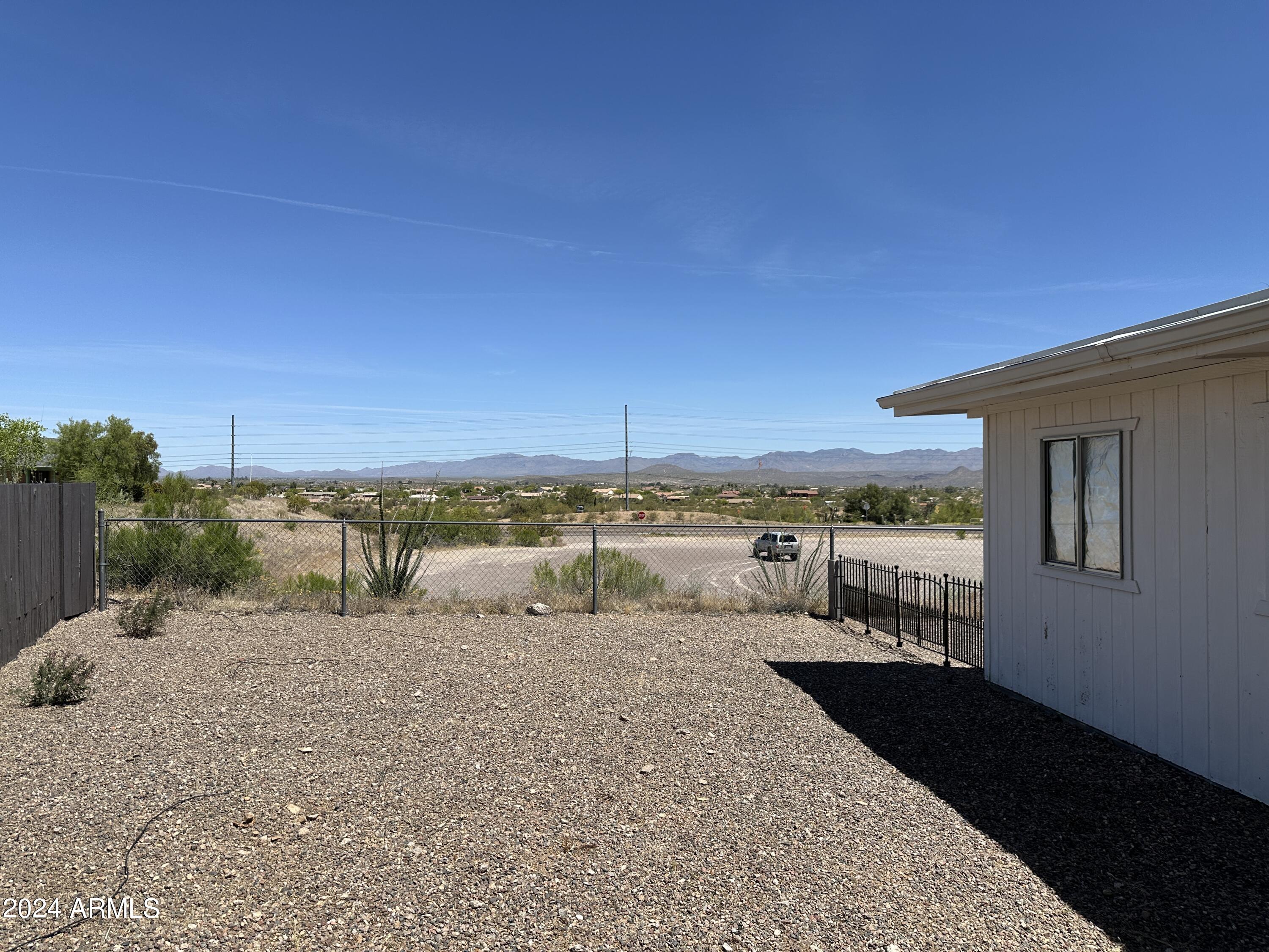 2124 W SMOKETREE Drive