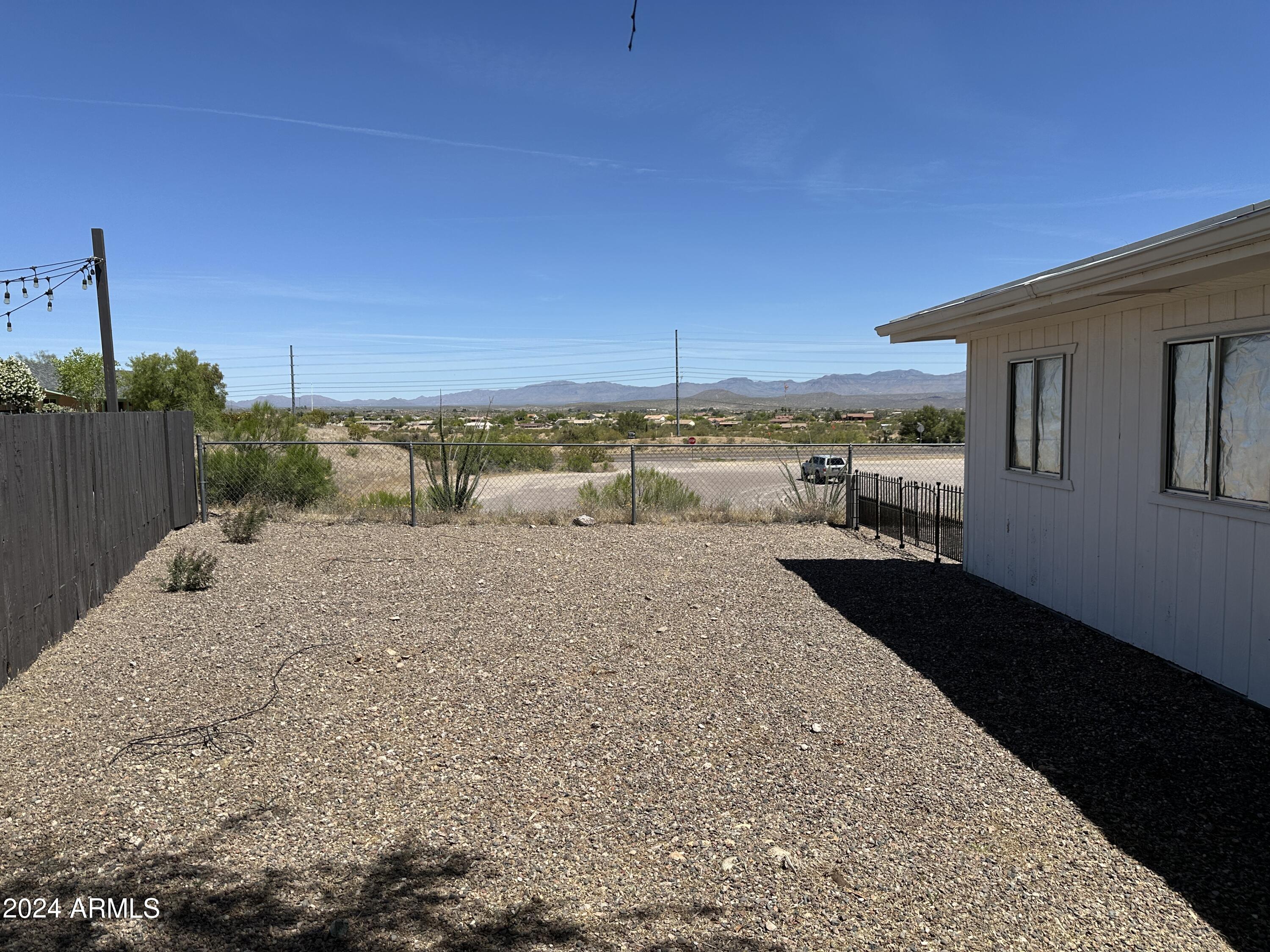 2124 W SMOKETREE Drive