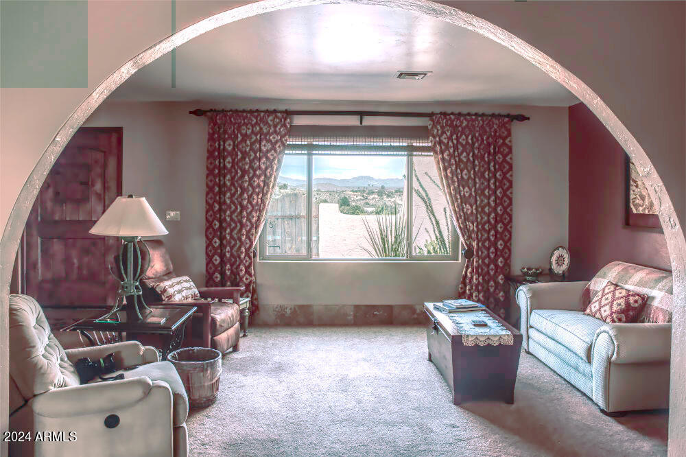 600 N MARIPOSA Drive