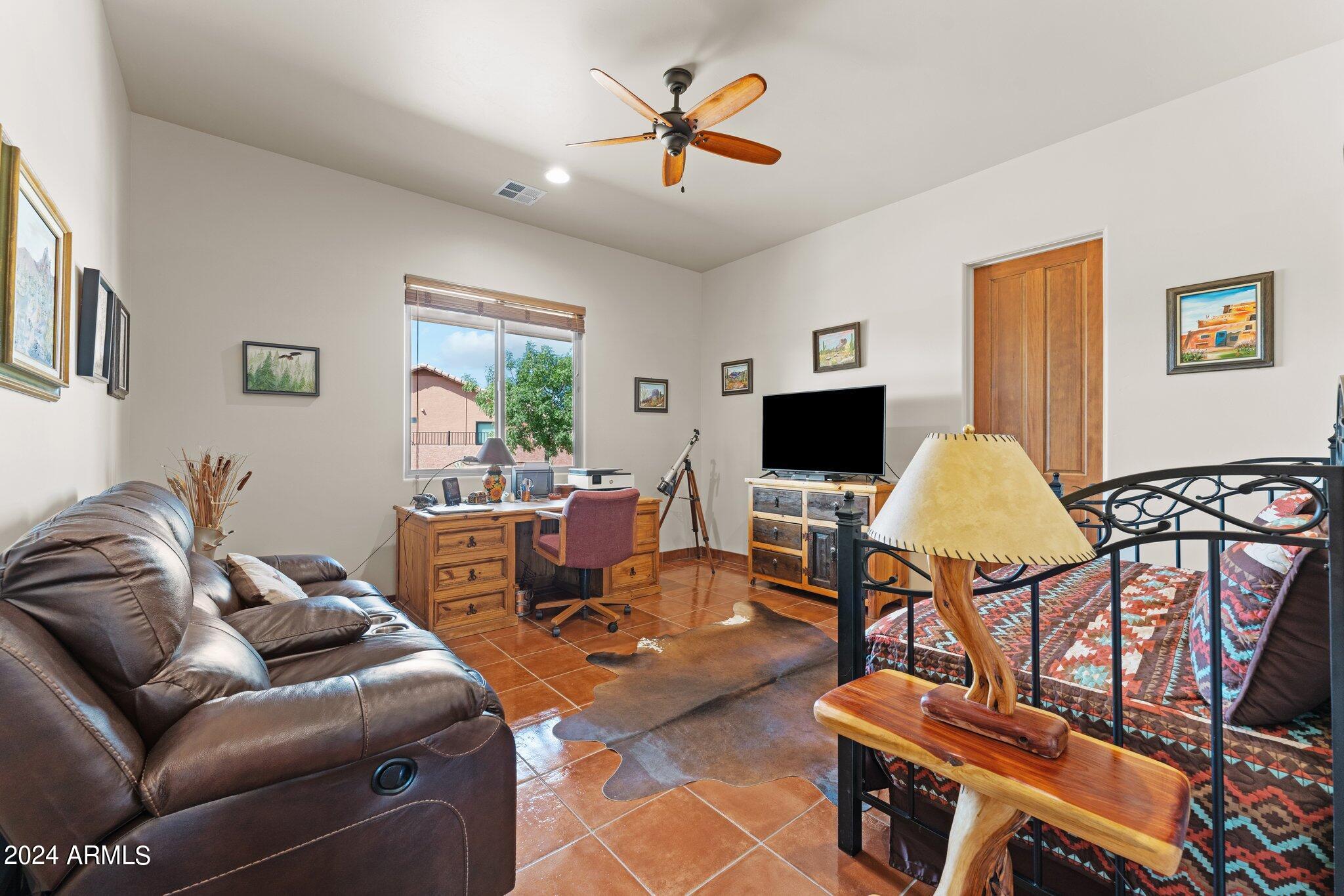 902 W SANTA FE Circle