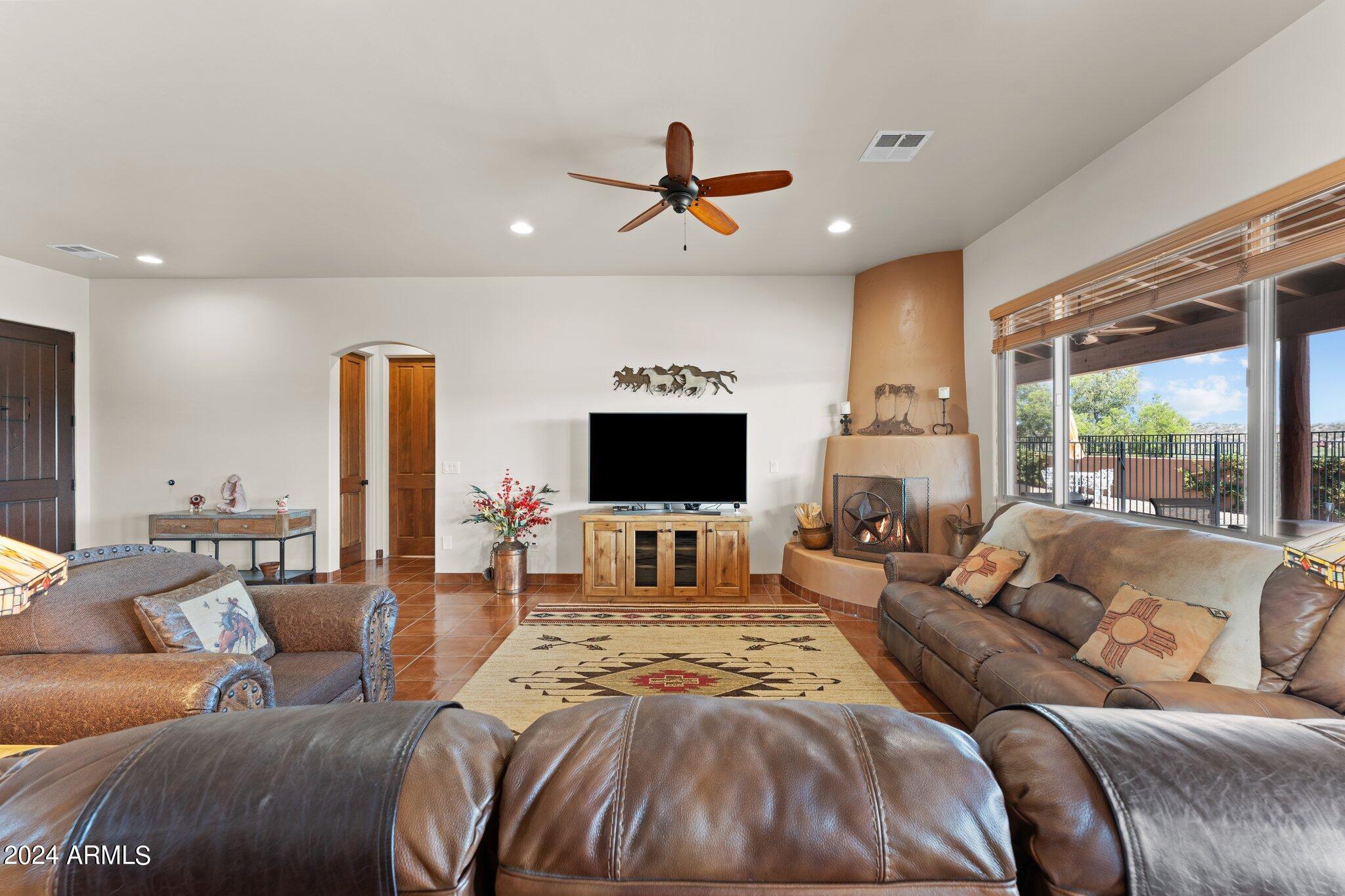 902 W SANTA FE Circle