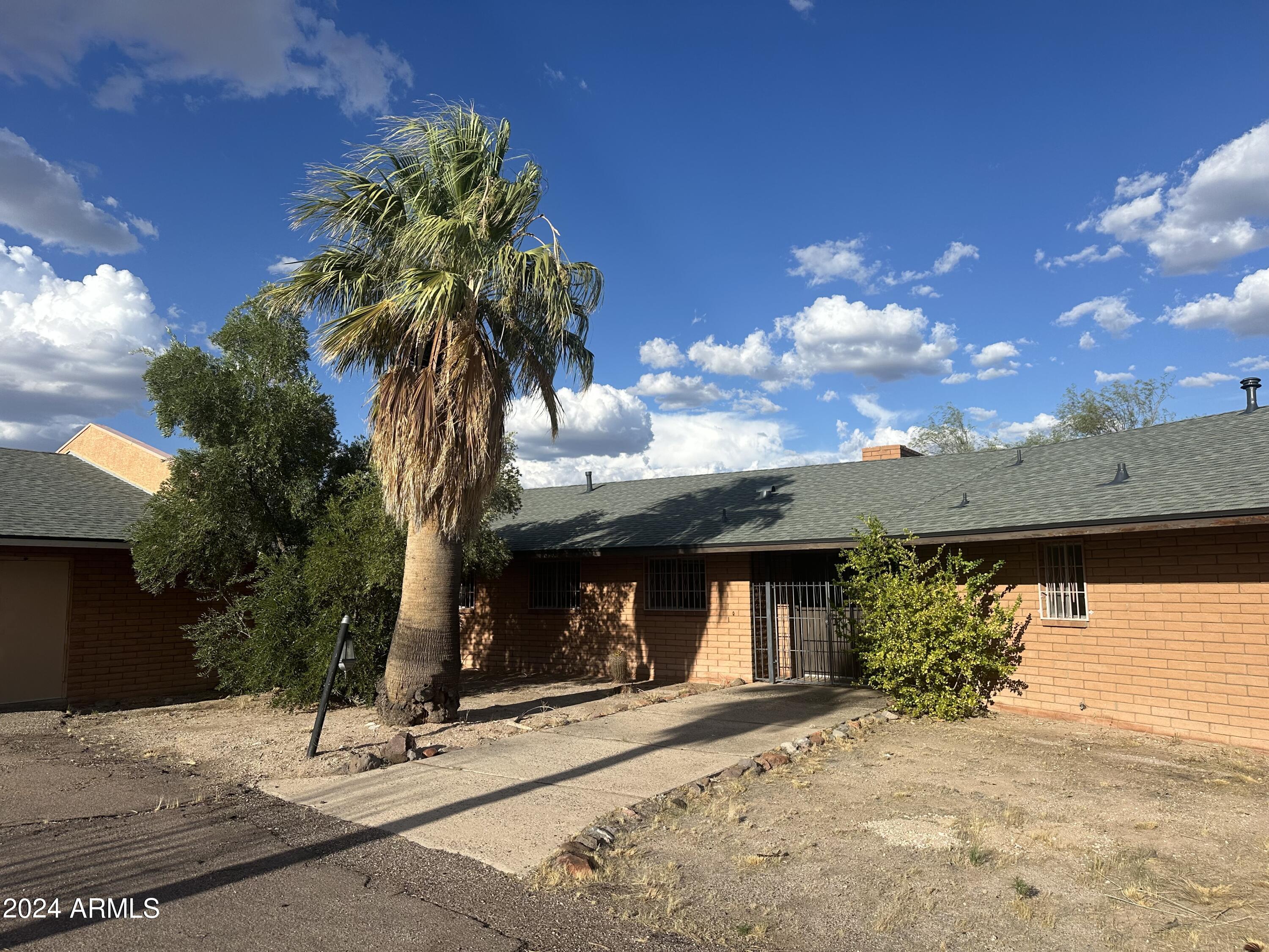 1880 W YUCCA Drive