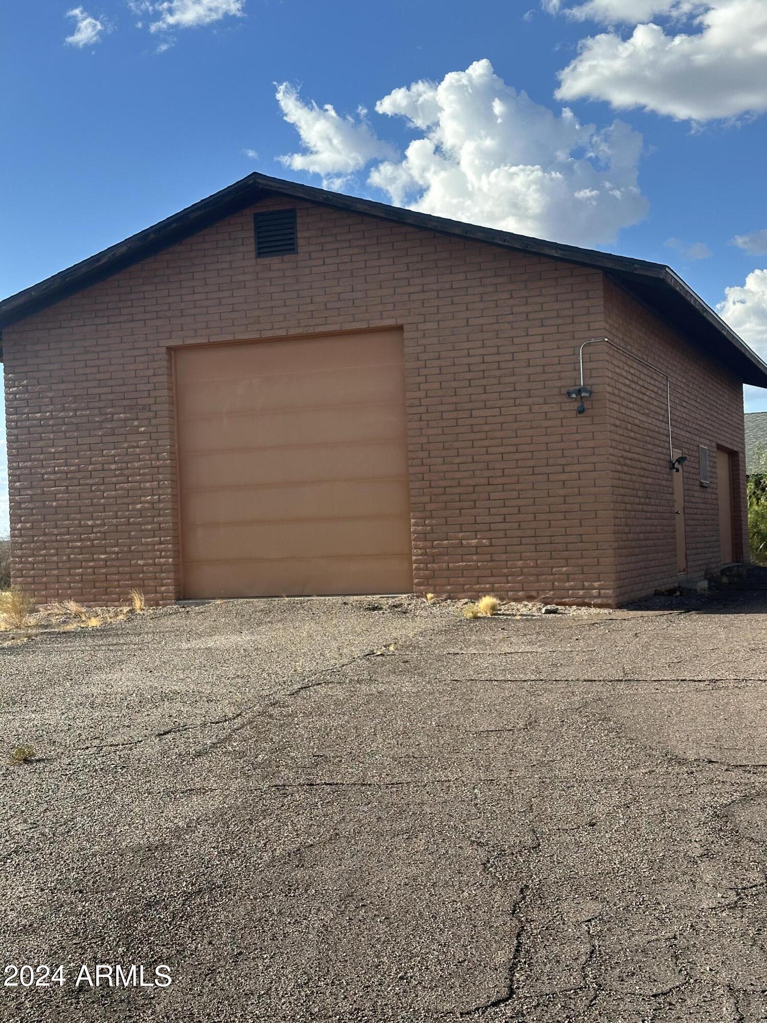 1880 W YUCCA Drive