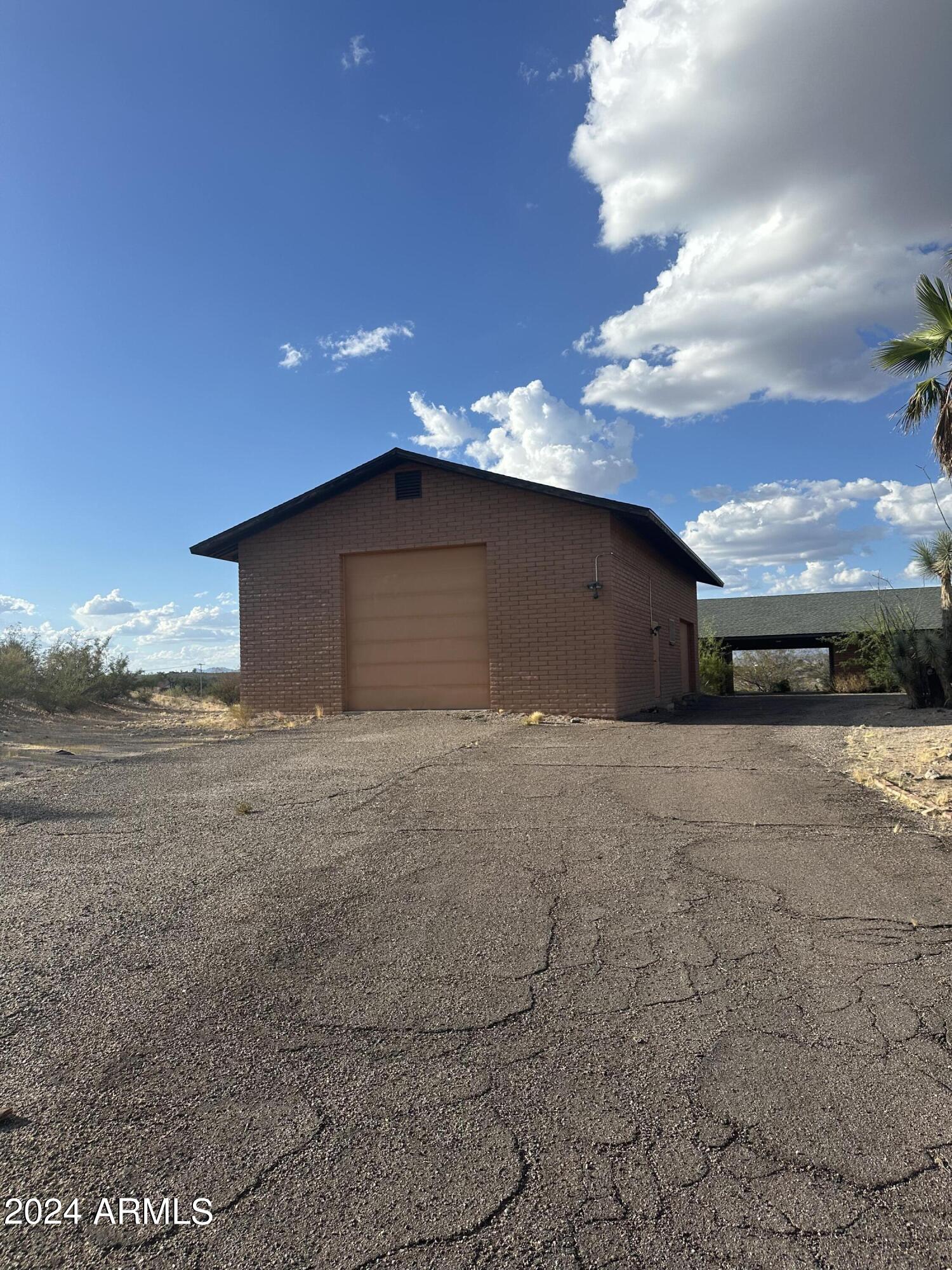 1880 W YUCCA Drive