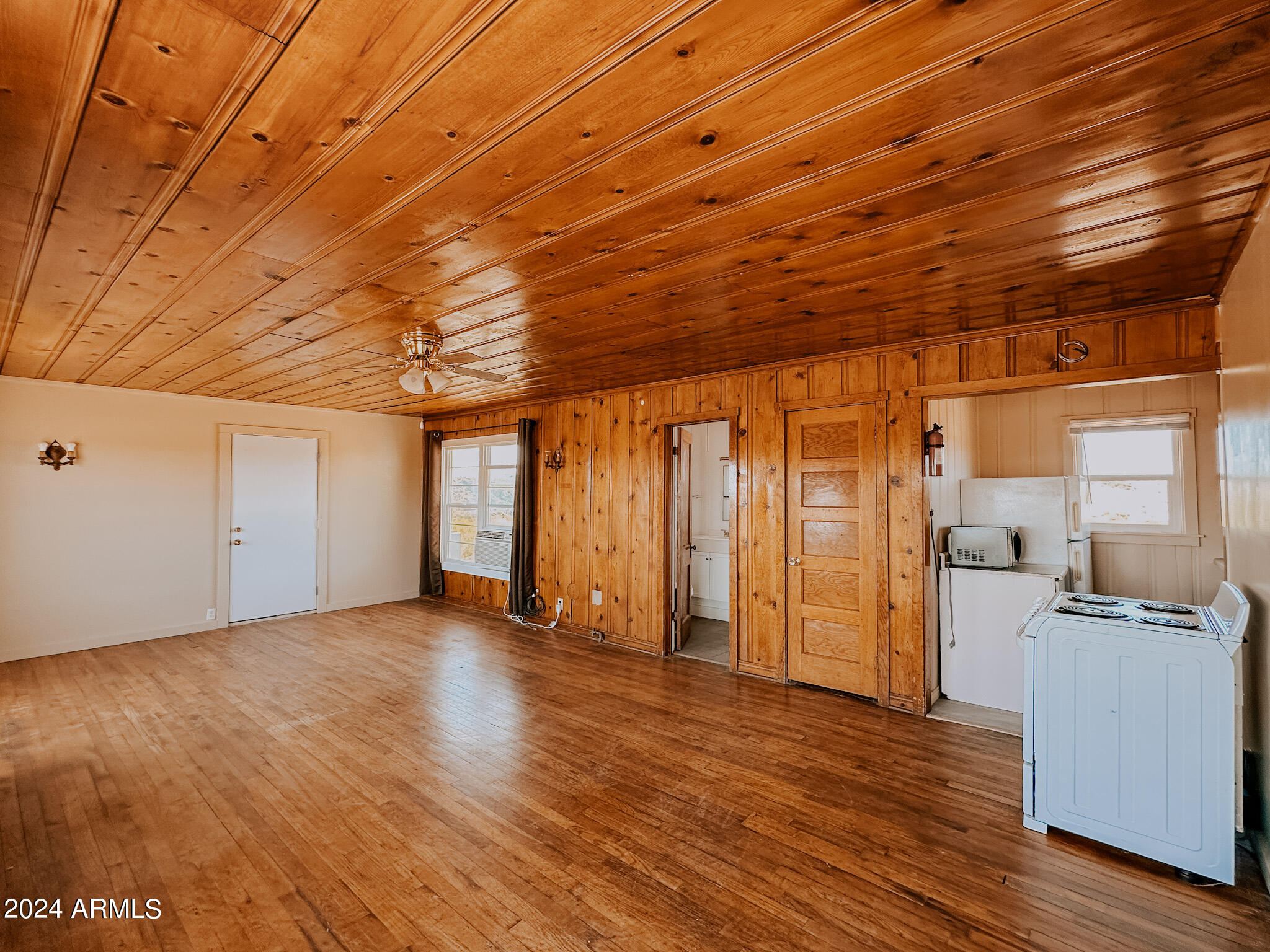 44025 N US HWY 60
