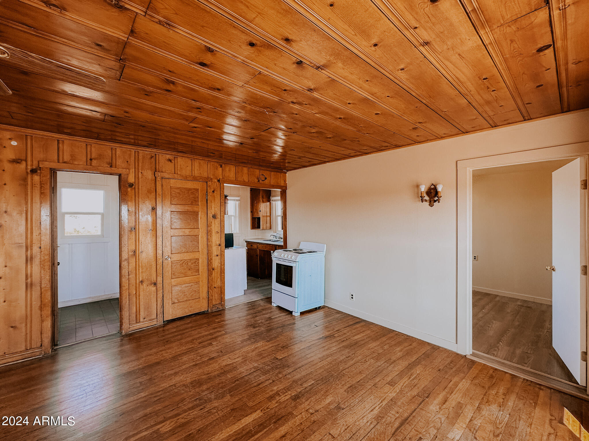 44025 N US HWY 60