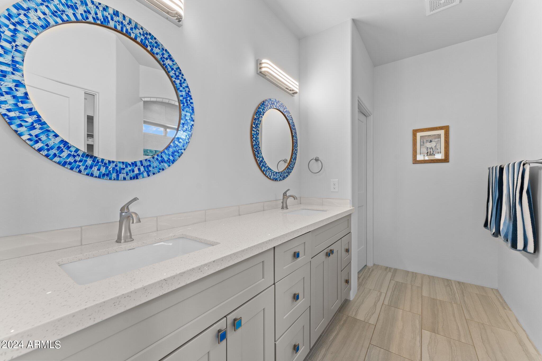 960 W Hermosa Drive