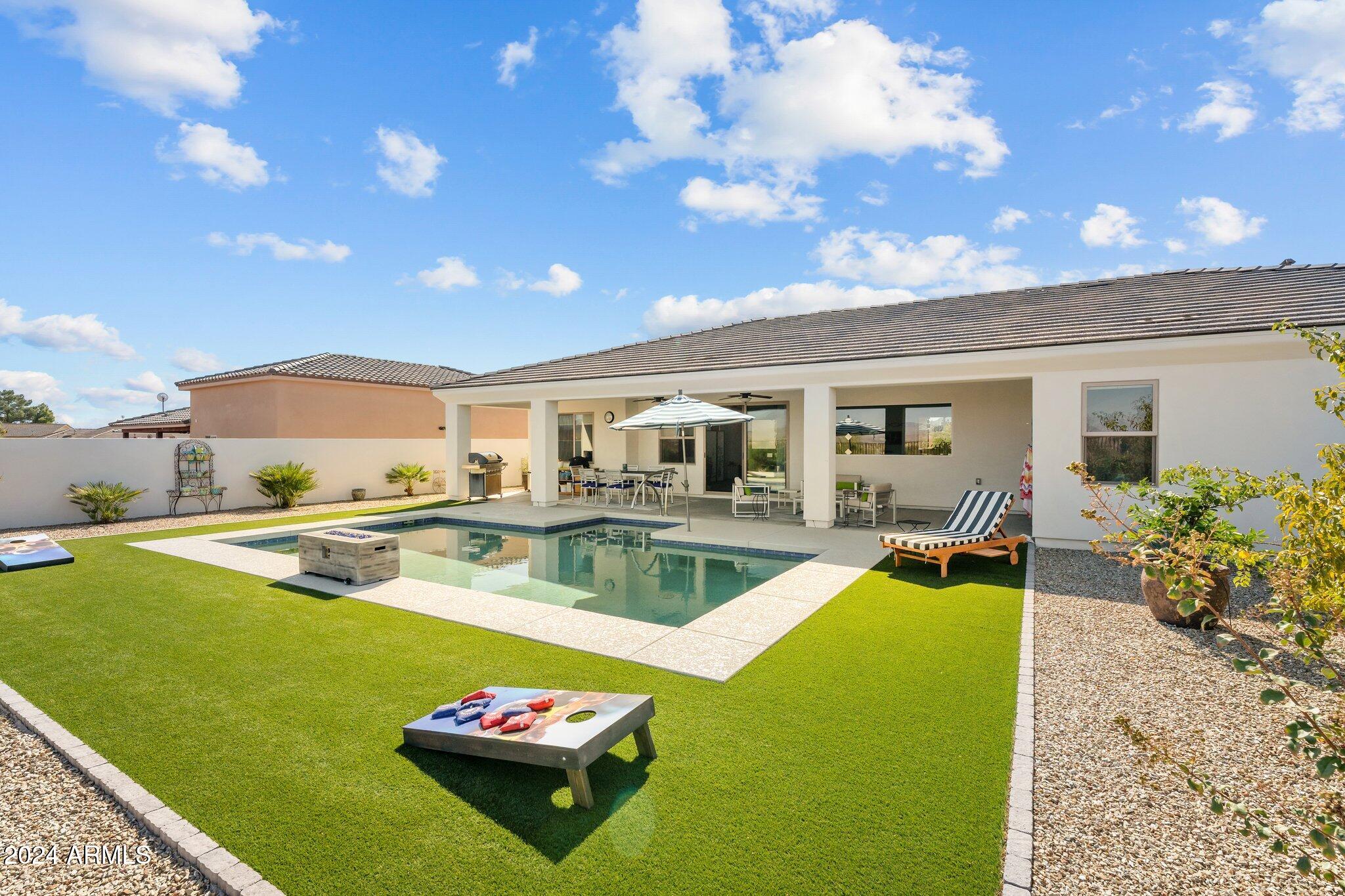 960 W Hermosa Drive
