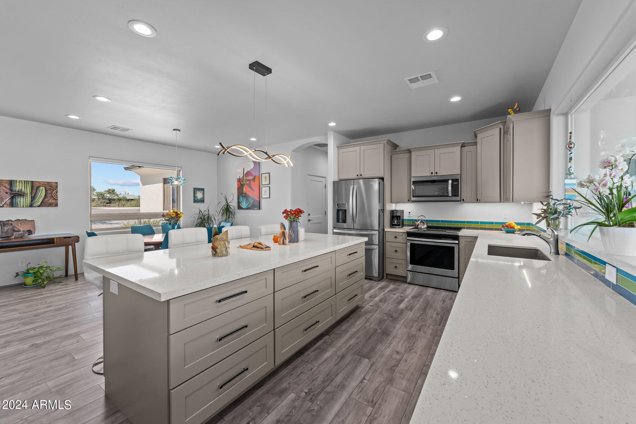960 W Hermosa Drive