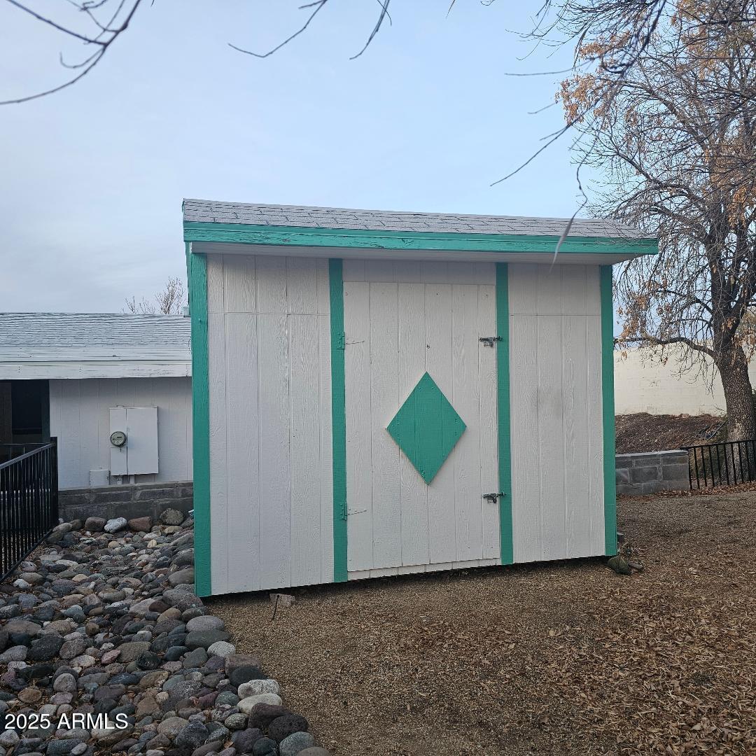 685 Smoketree Street
