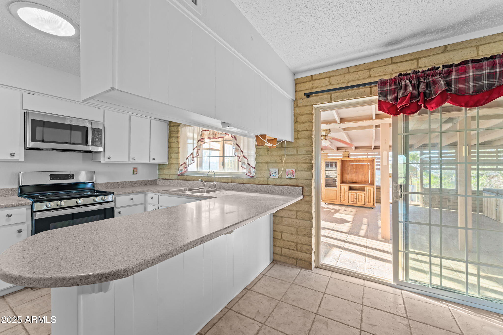 860 FALCON Drive