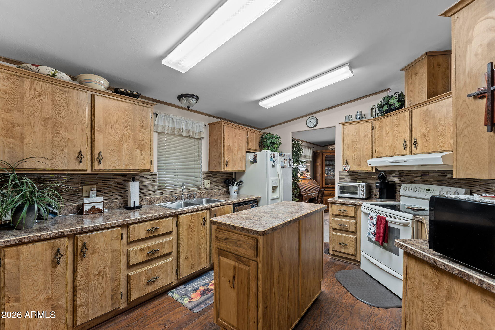 680 W SMOKETREE Street
