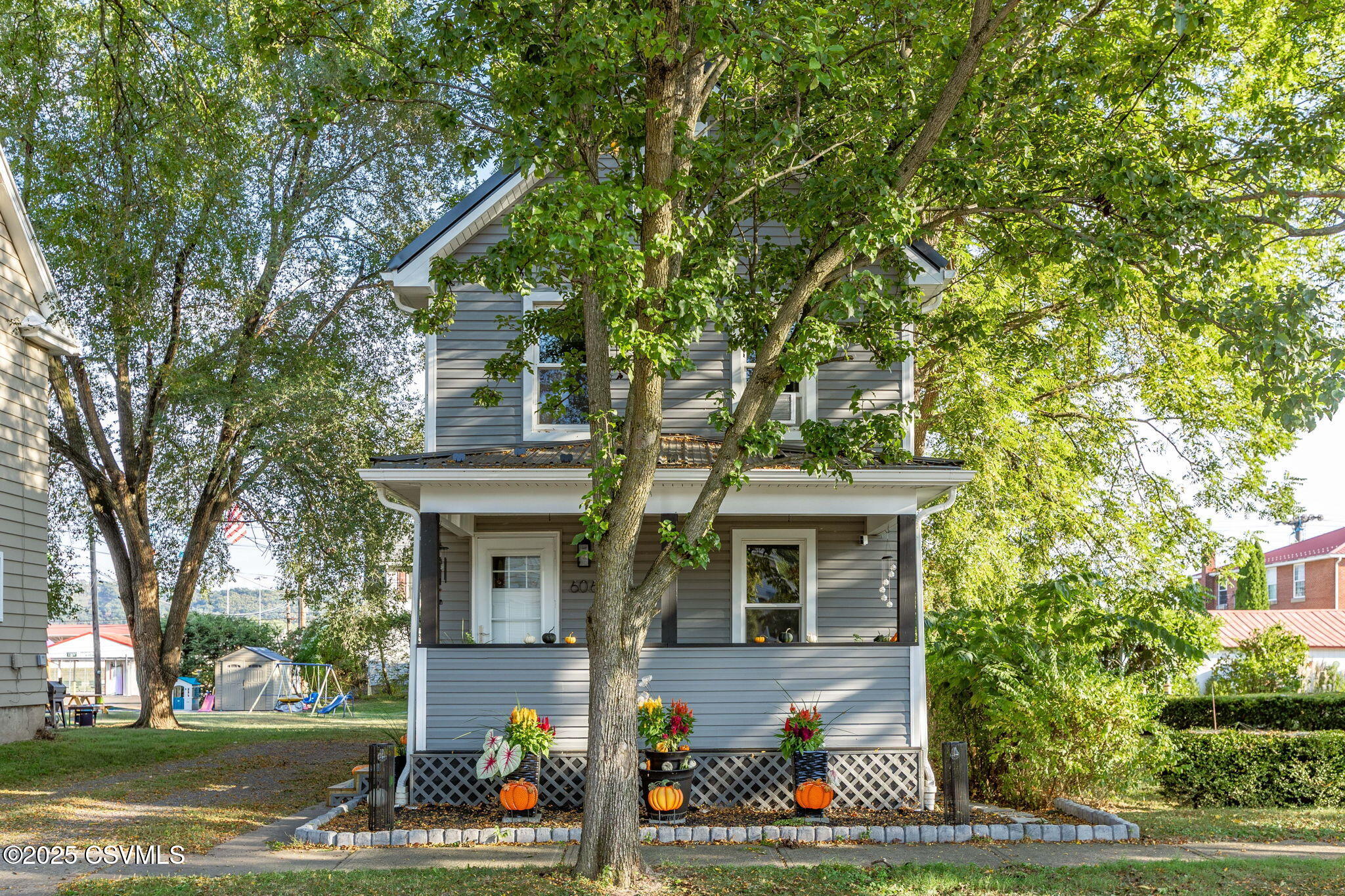 606 W Third St