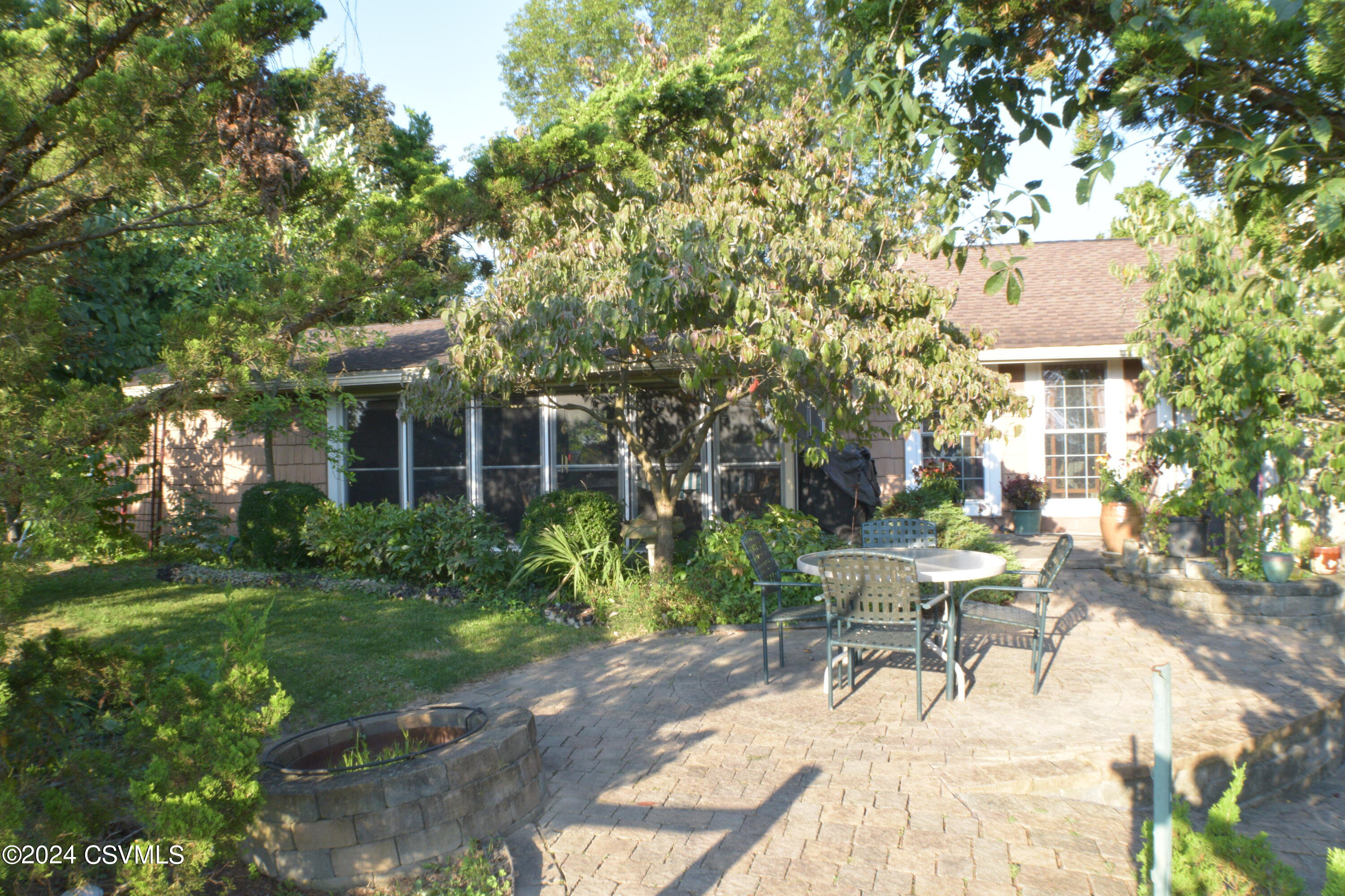 915 COLLEGE Court