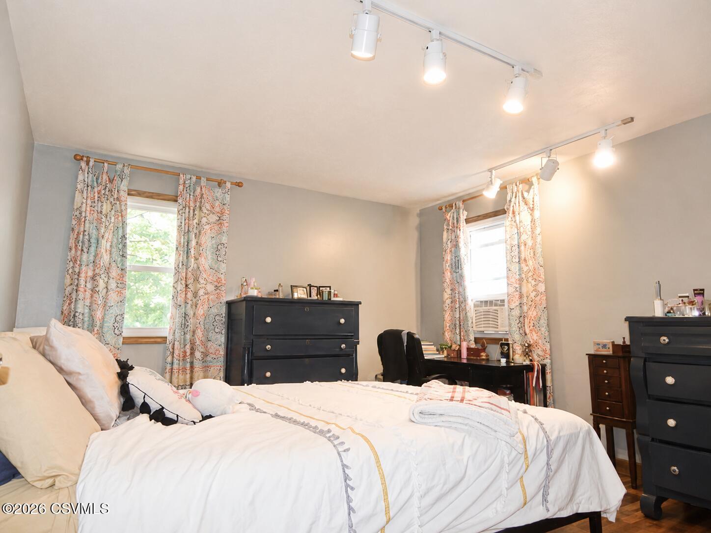 10 MEADOWBROOK Drive