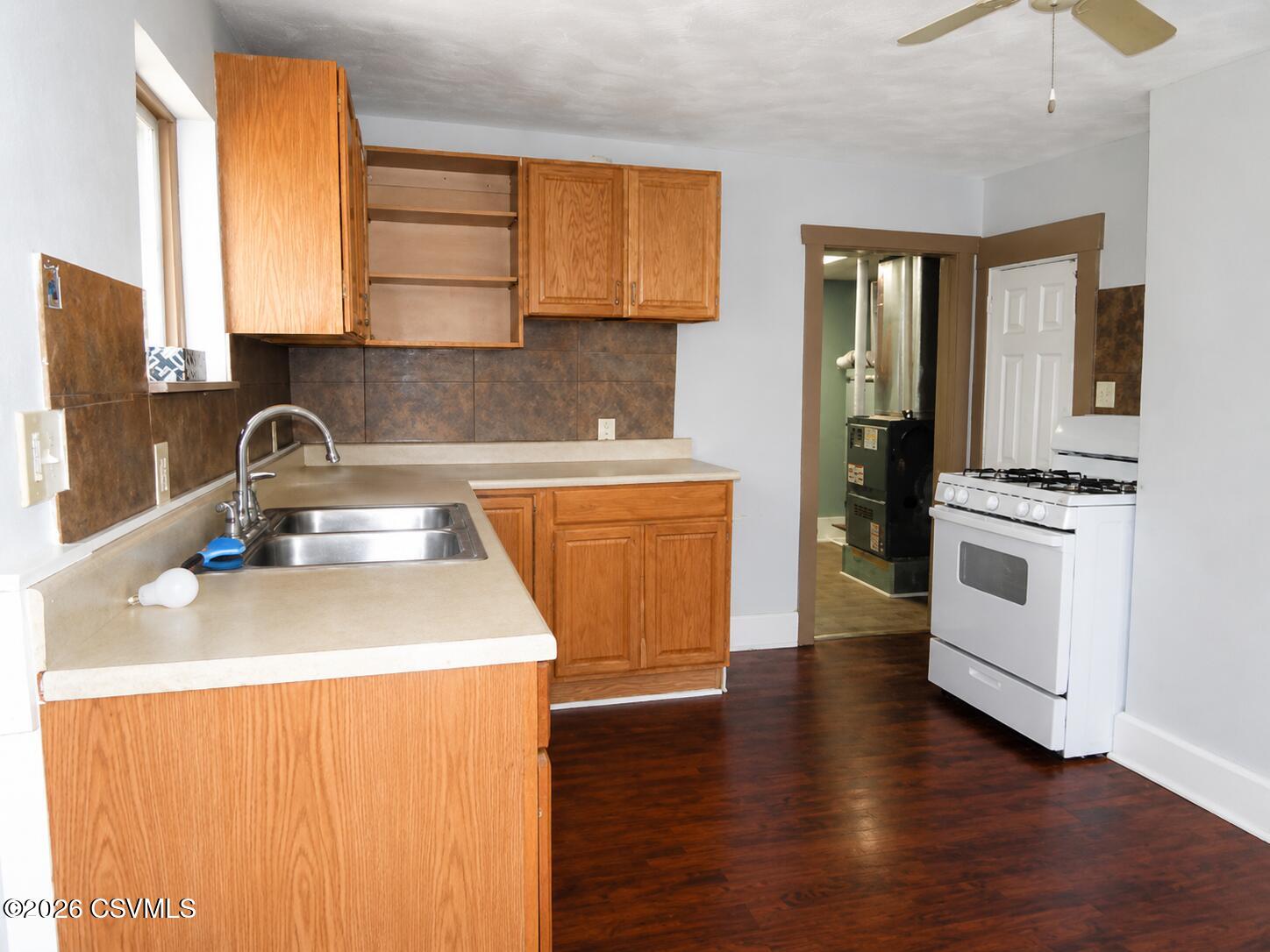 472 W 1ST Street