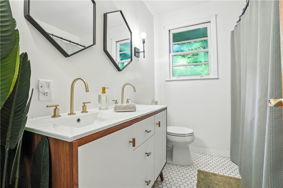 121 Druid Oaks Lane