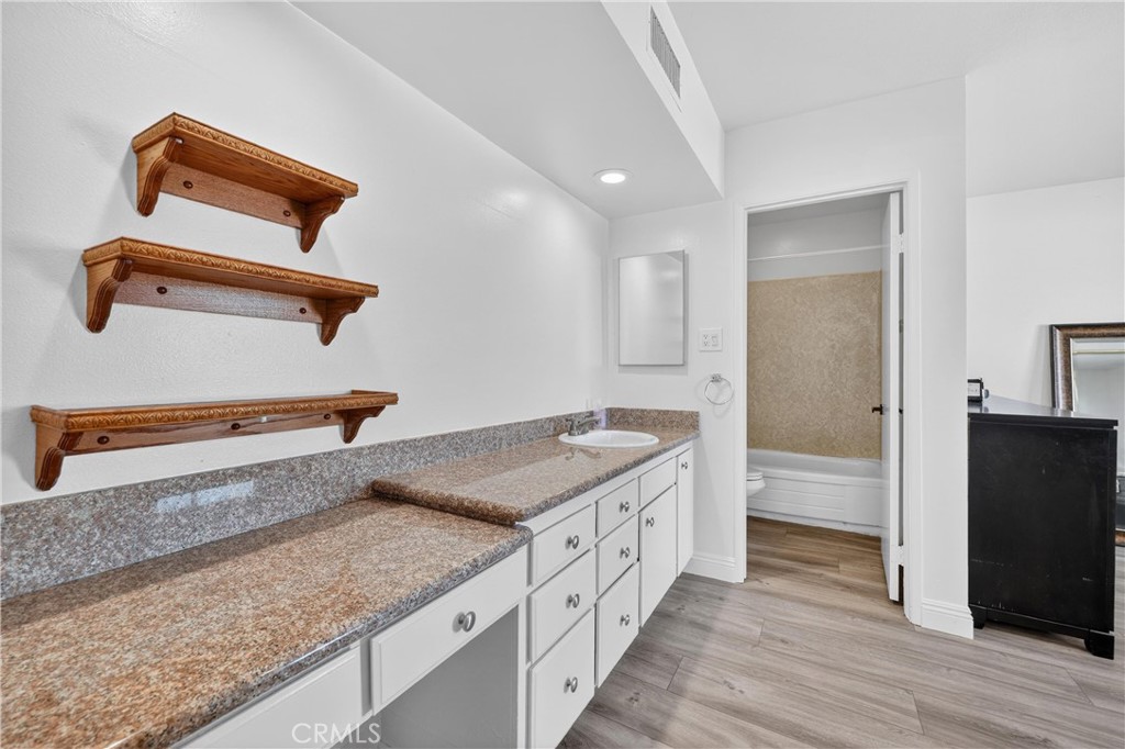 400 N Acacia