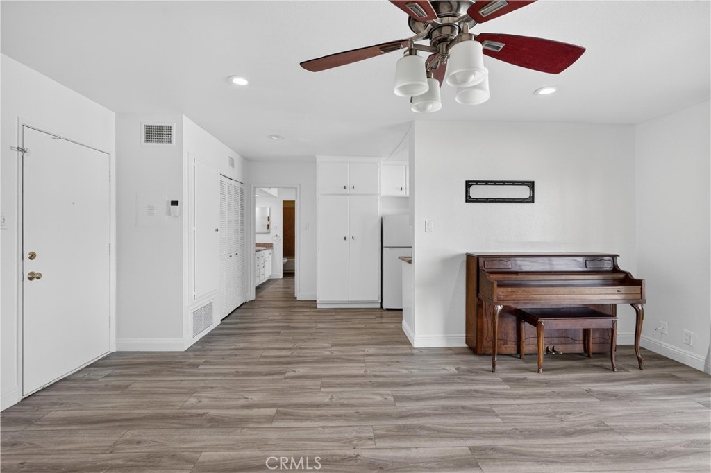 400 N Acacia