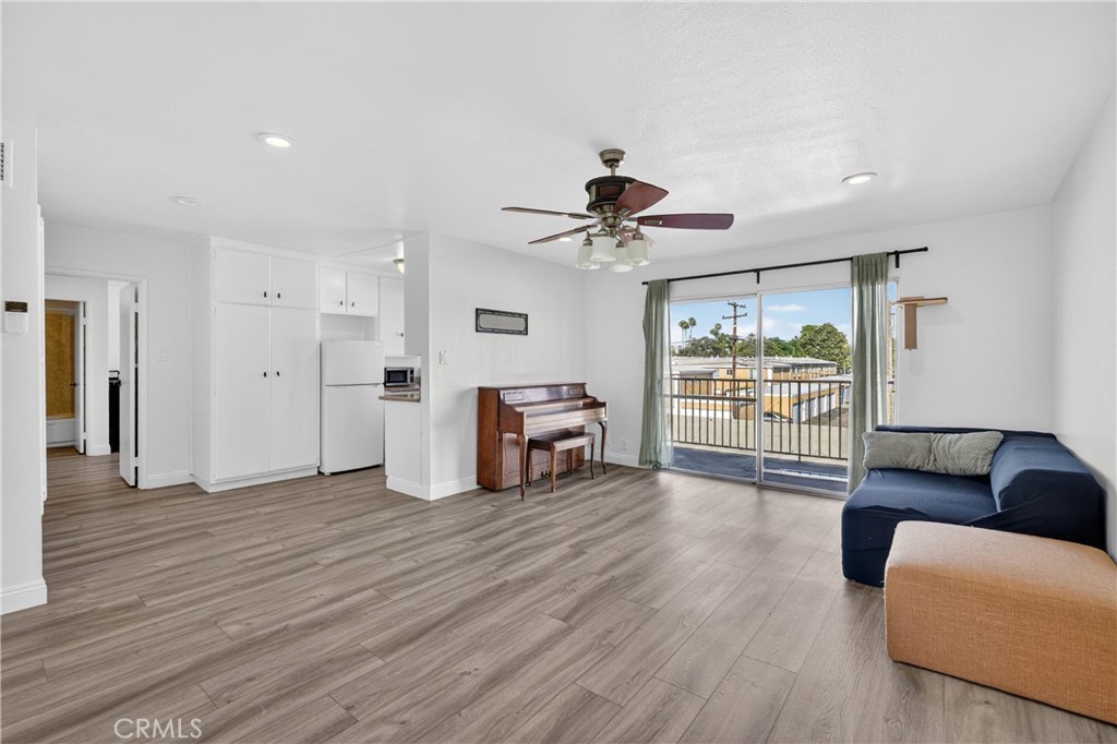400 N Acacia
