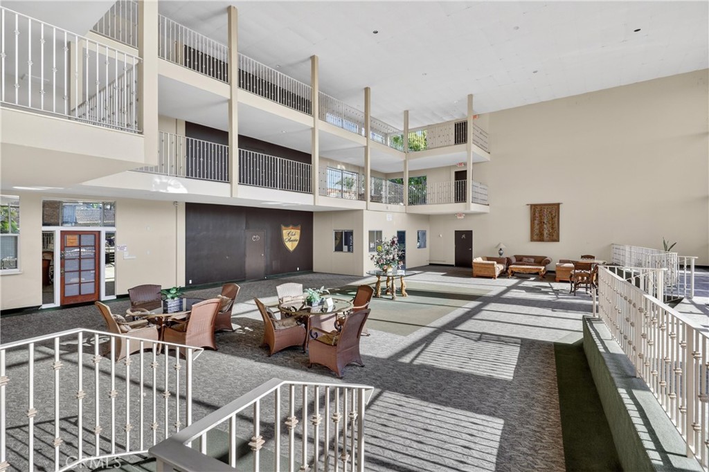 400 N Acacia