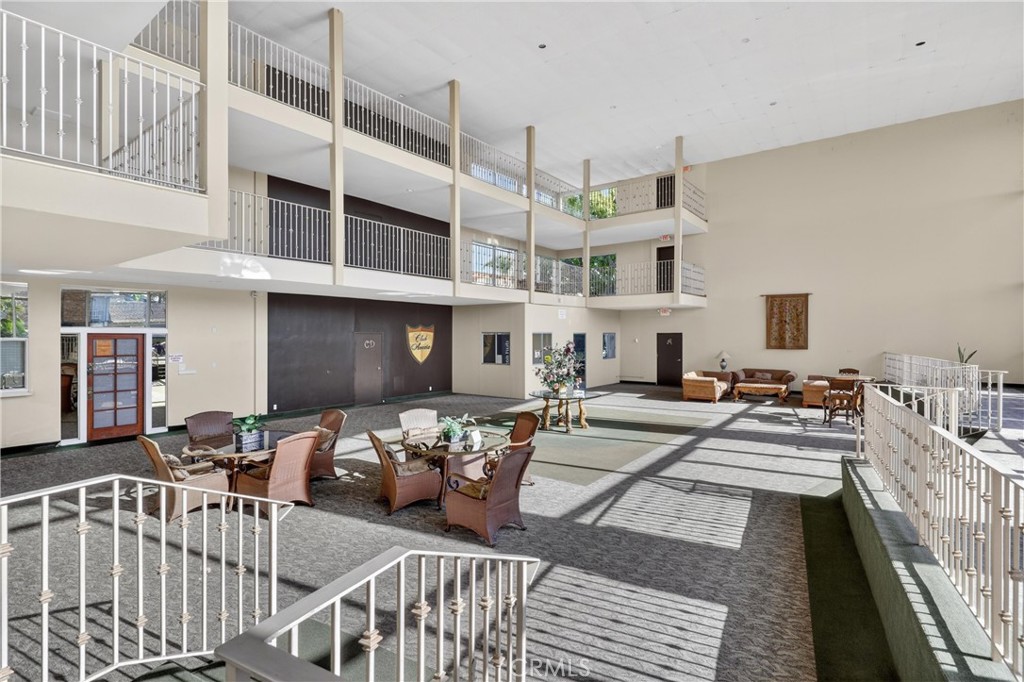400 N Acacia
