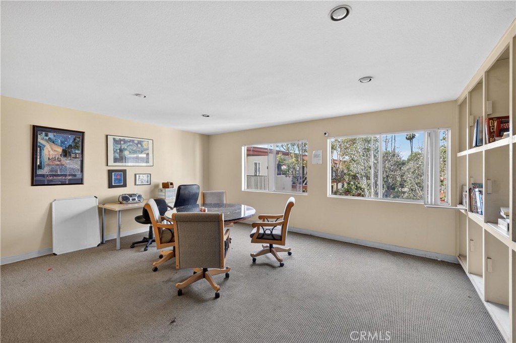 400 N Acacia