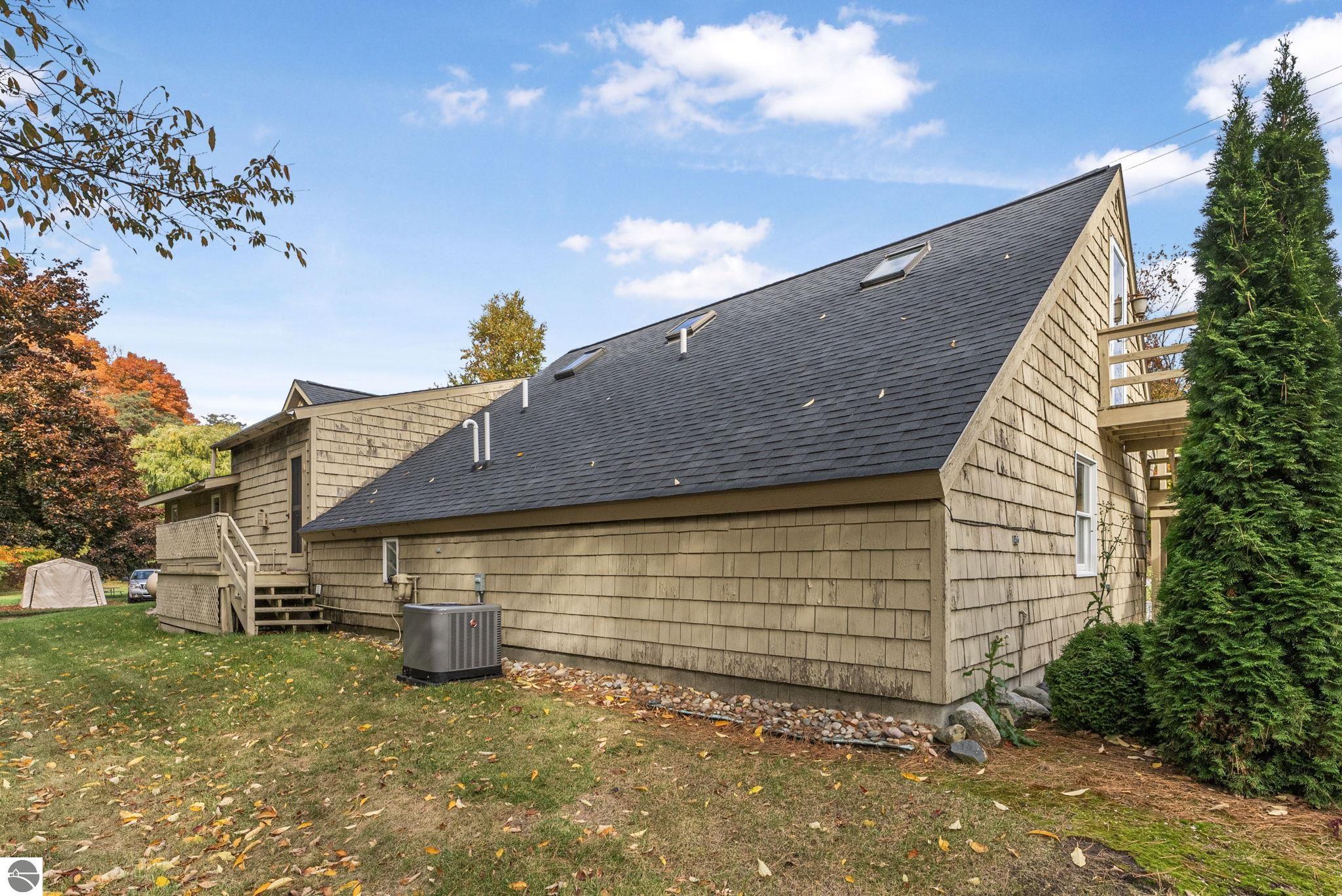 6211 N Manitou Trail, Northport