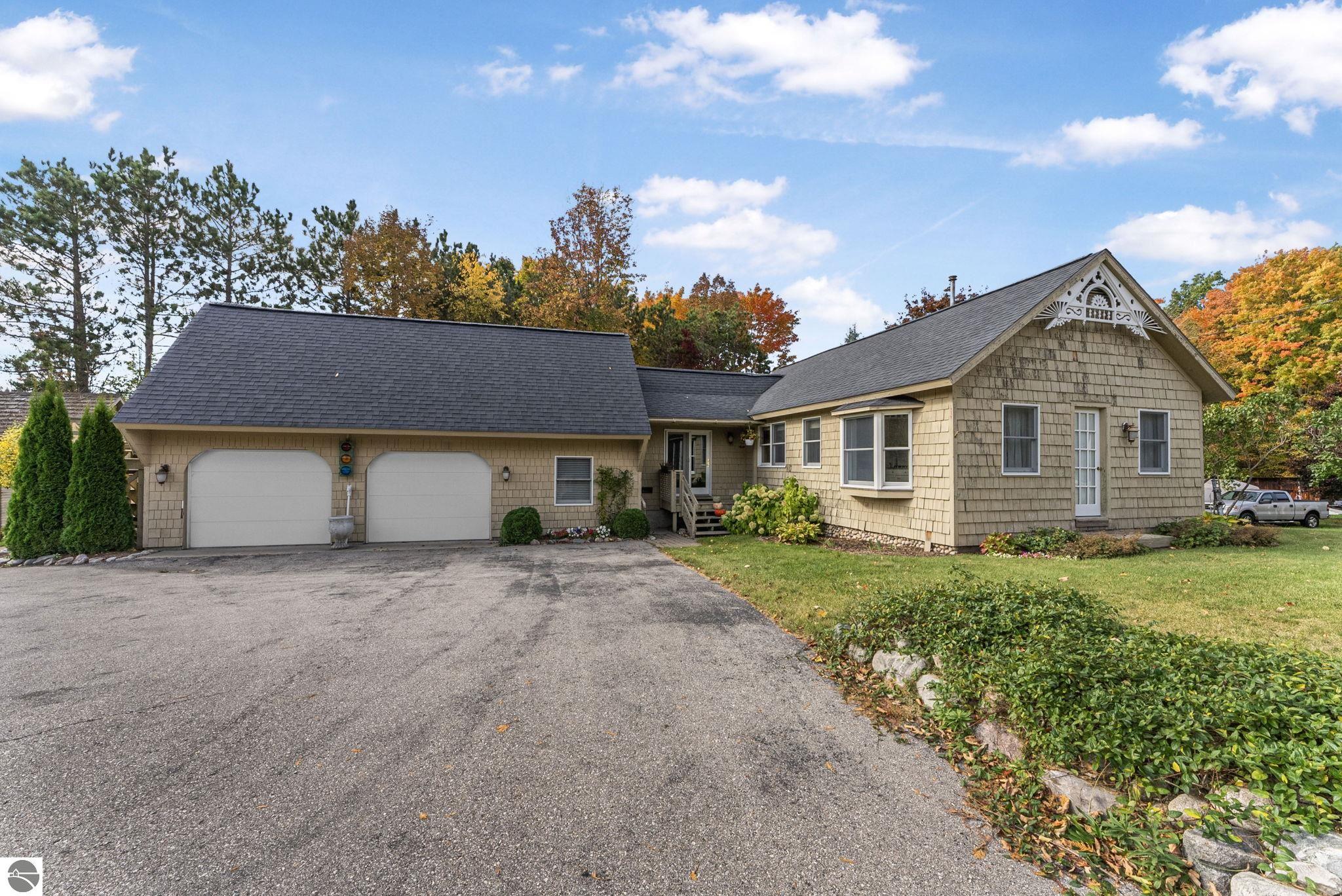 6211 N Manitou Trail, Northport