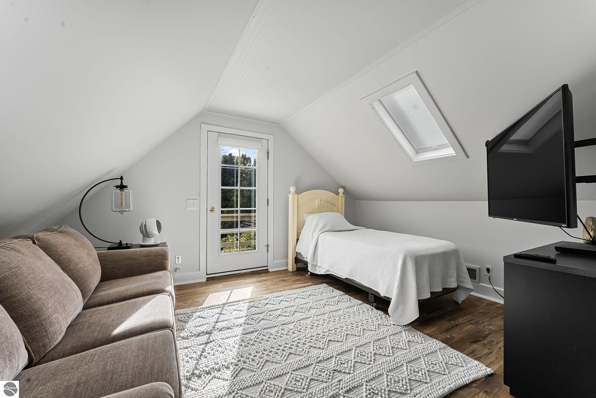 6211 N Manitou Trail, Northport