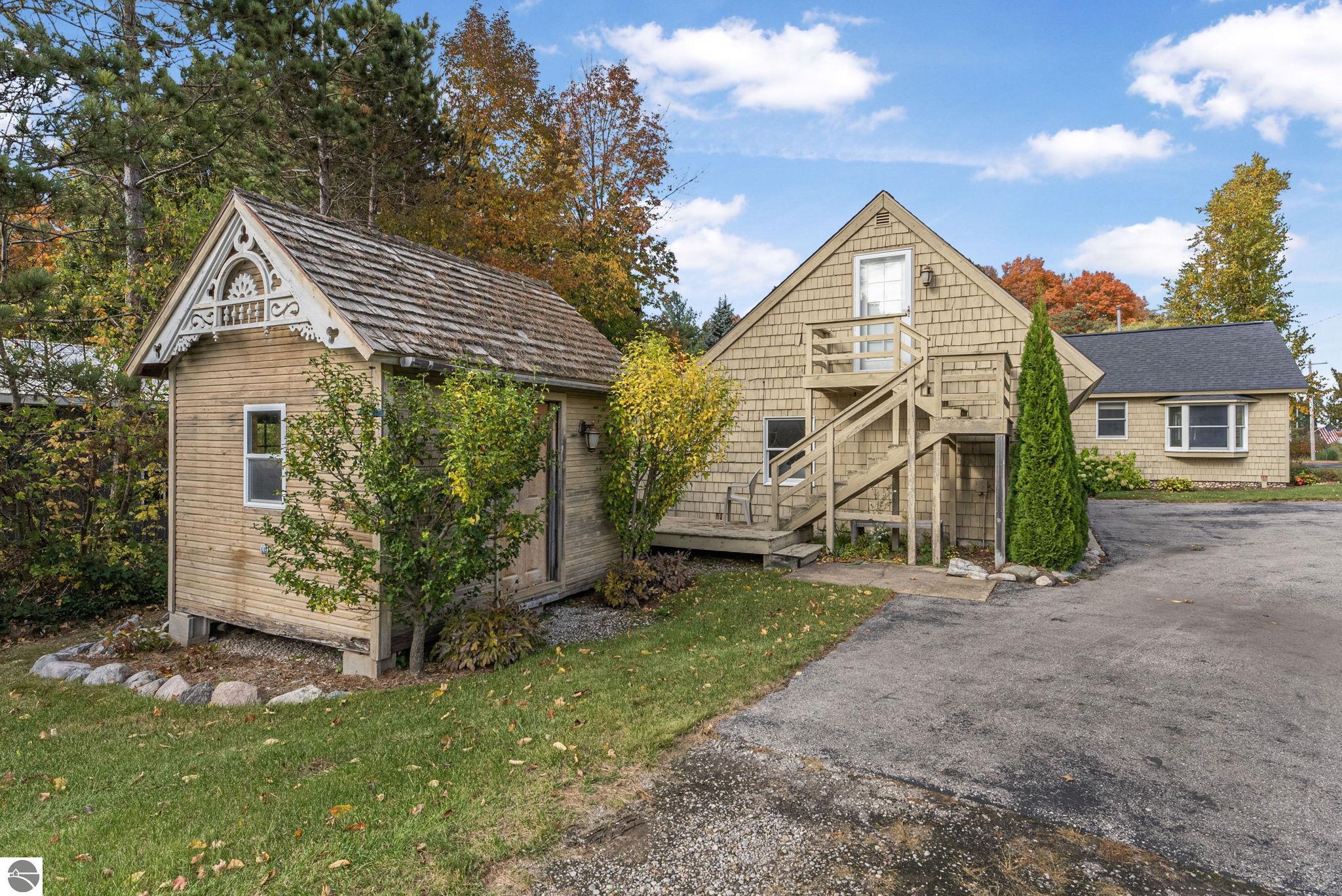 6211 N Manitou Trail, Northport