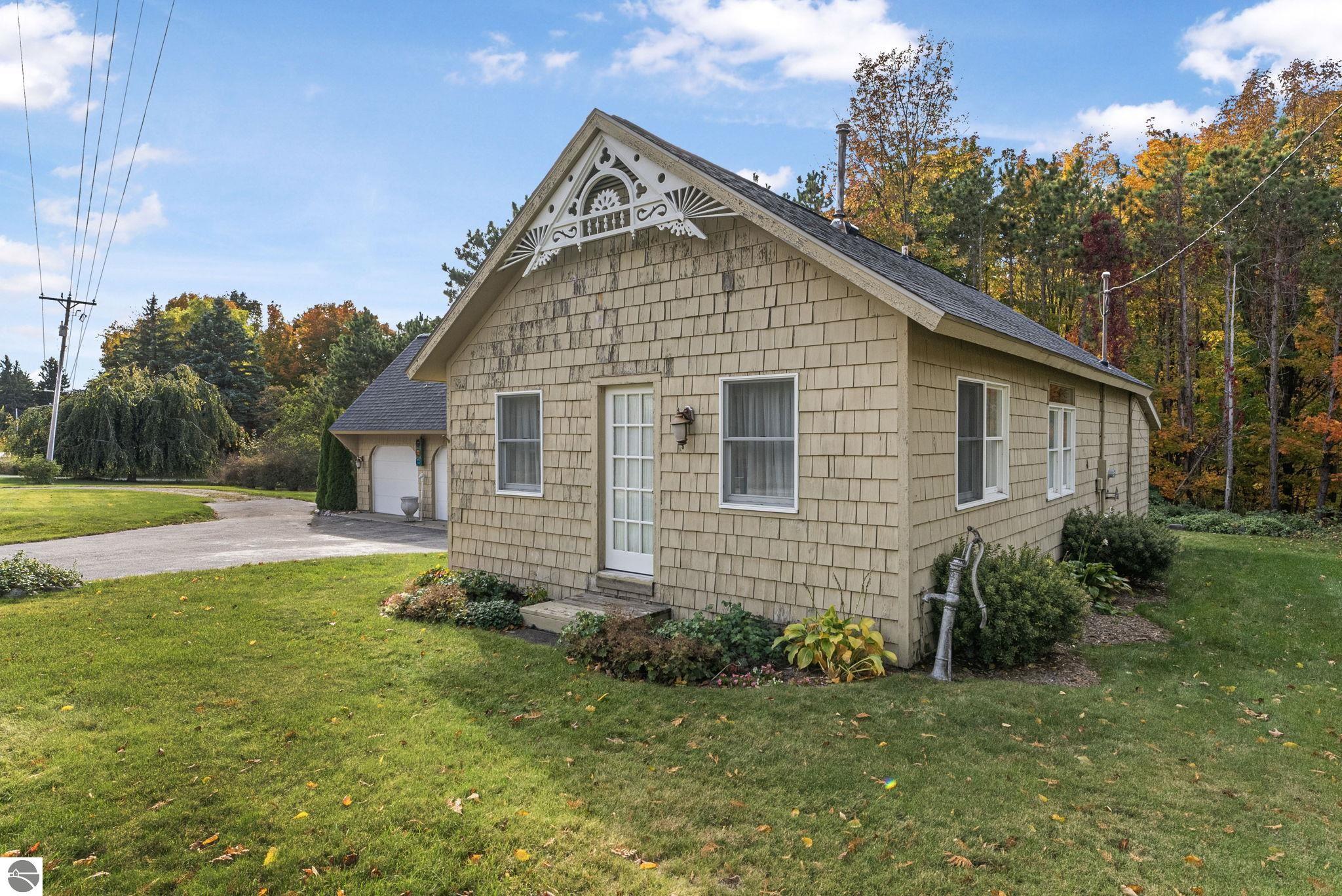 6211 N Manitou Trail, Northport