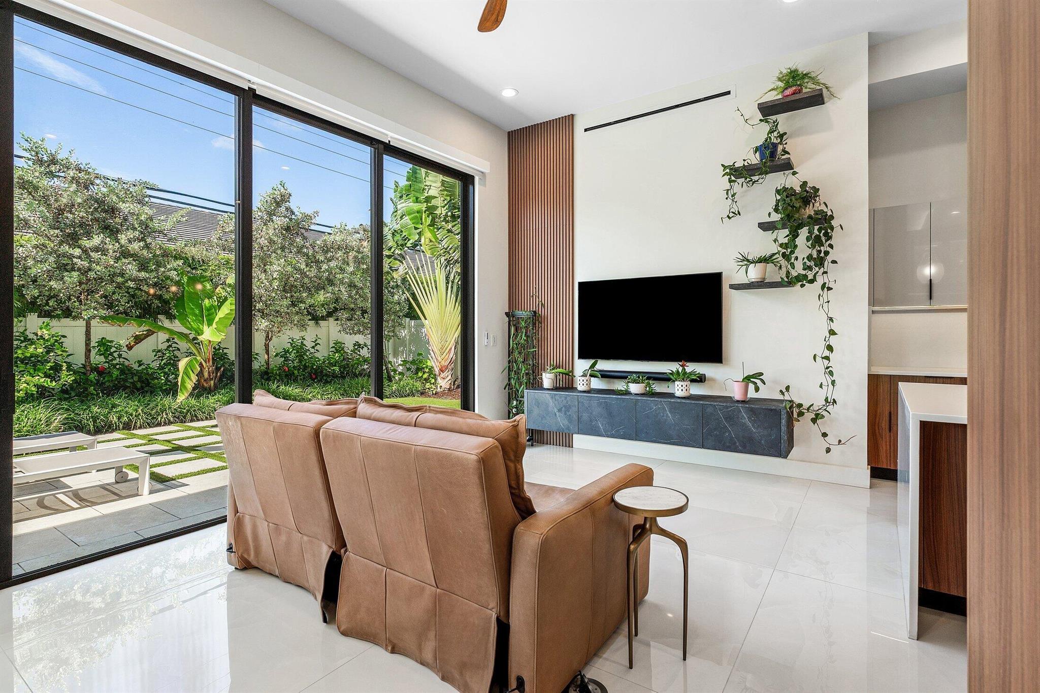 450 NE 10th Street