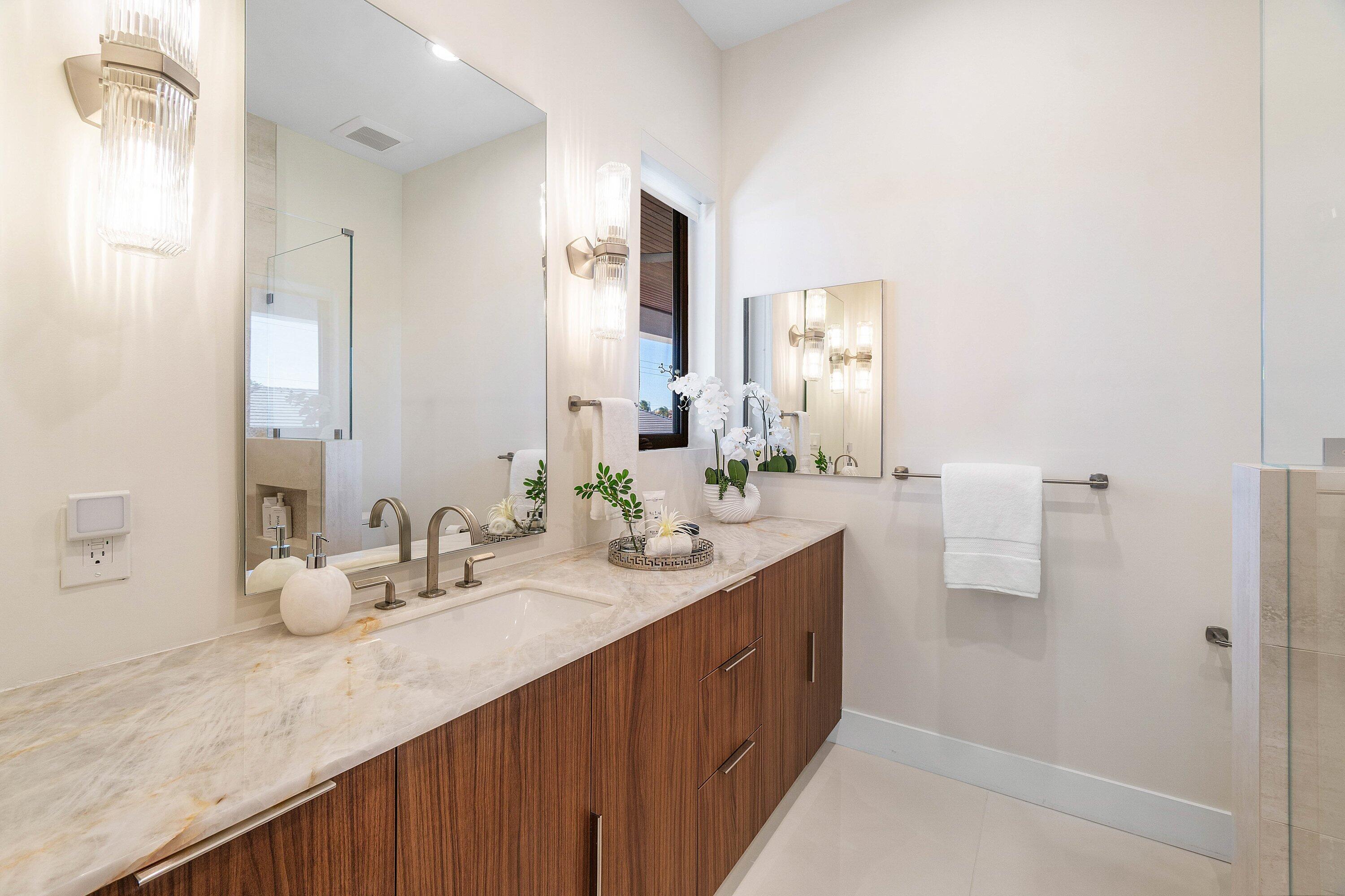 450 NE 10th Street
