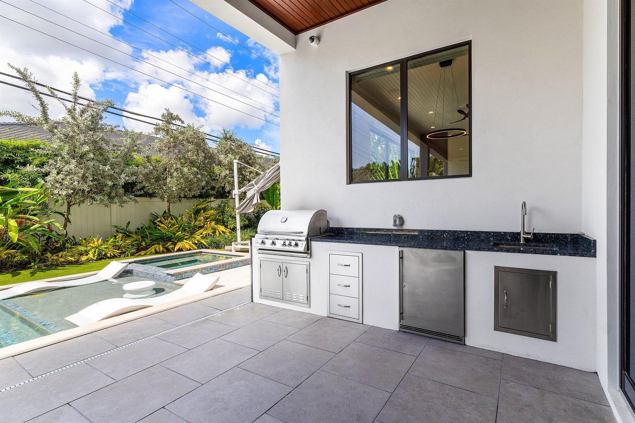 450 NE 10th Street