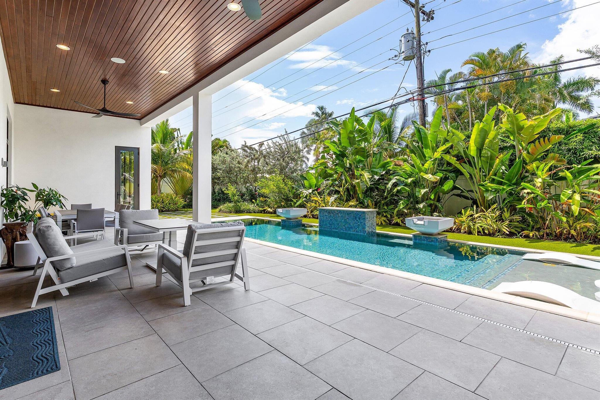 450 NE 10th Street
