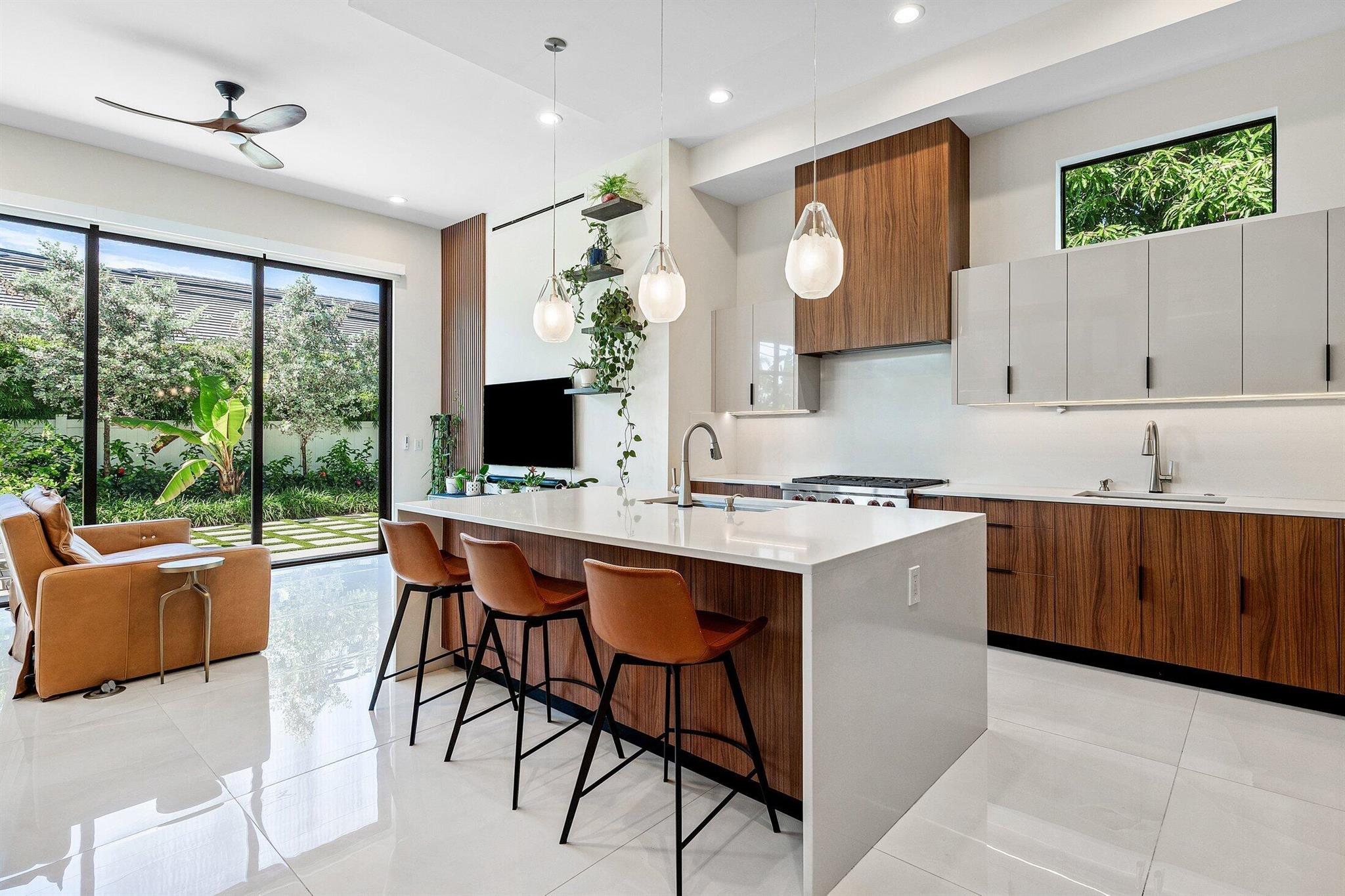 450 NE 10th Street