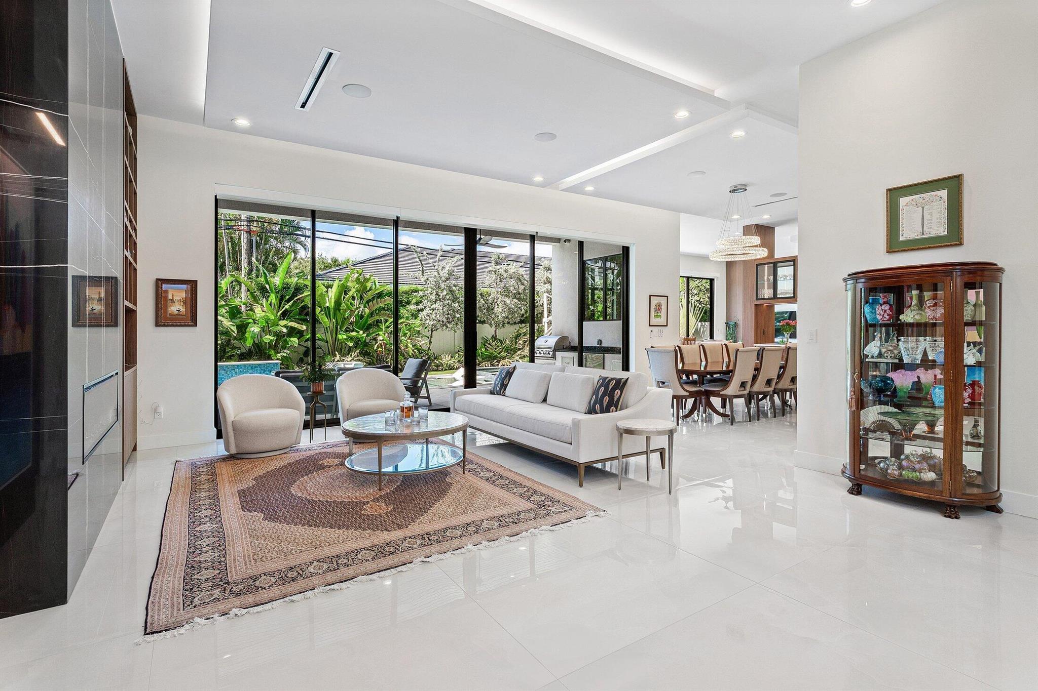 450 NE 10th Street